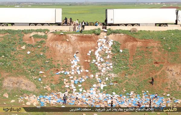 I april stanset krigere fra IS to lastebiler fulle med kyllinger som var gitt som nødhjelp av USA. Flere tonn kylling ble brent opp.  