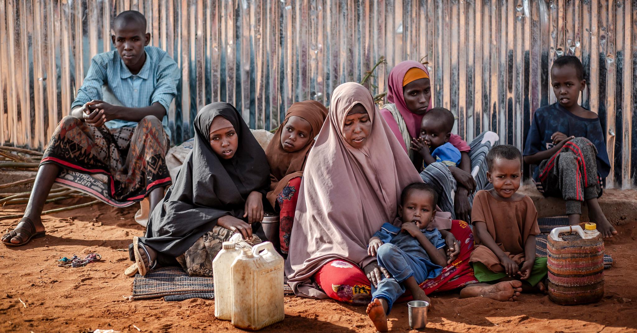 Hodan Mohamed Sirad (i midten) sitter sammen med sine barn og slektninger og venter på å bli bosatt leiren Kahareey ved Dolow i Somalia.