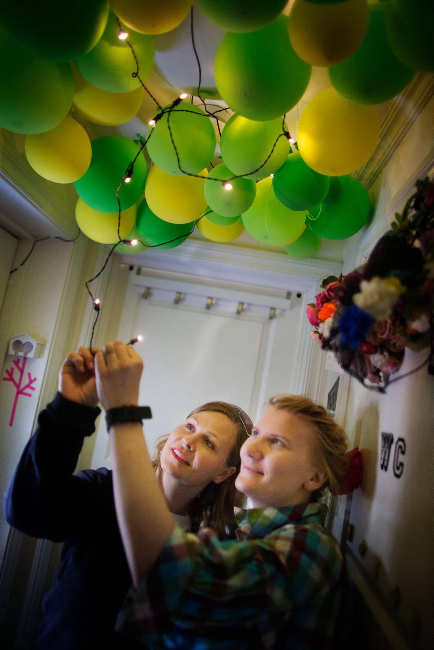 Her hjemme hos Sofia-Magdalena Karlsson (nærmest) som har besøk av Maren Mellegaard Bove. Begge er miljøinspiratorer på IKEA. Sofia har hengt opp utelys som går på solceller inne. Solcellene står ute og ledningen er dratt inn. Lysene lyser opp gangen inn til toalettet om natten.