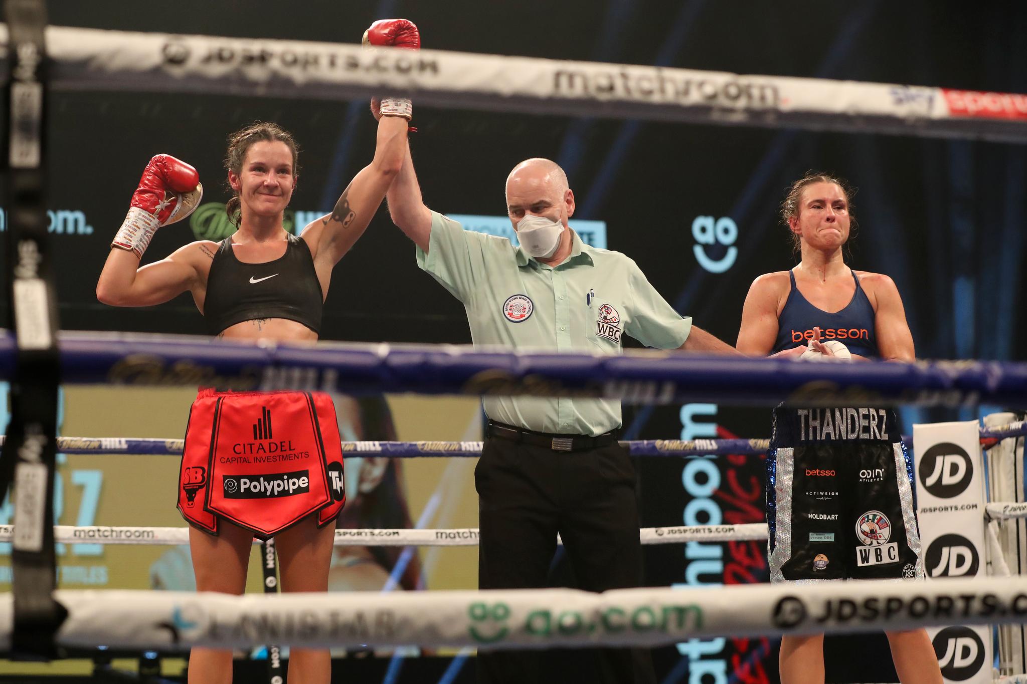 BEHOLDT BELTENE: Terri Harper kåres til vinner på teknisk knockout av ringdommer Victor Loughlin. Katharina Engene Thanderz (t.h.) mener hun burde fått fullføre kampen. 
