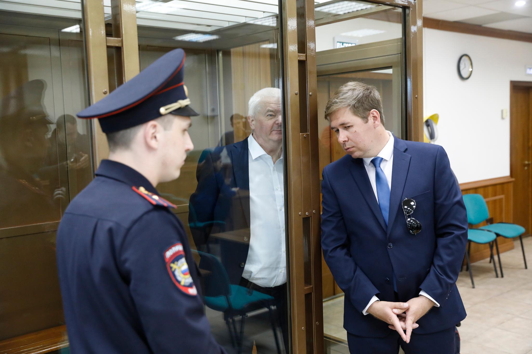 Her snakker spiondømte Frode Berg med sin russiske forsvarer Ilja Novikov under et fengslingsmøte i Moskva. Berg er nå løslatt.