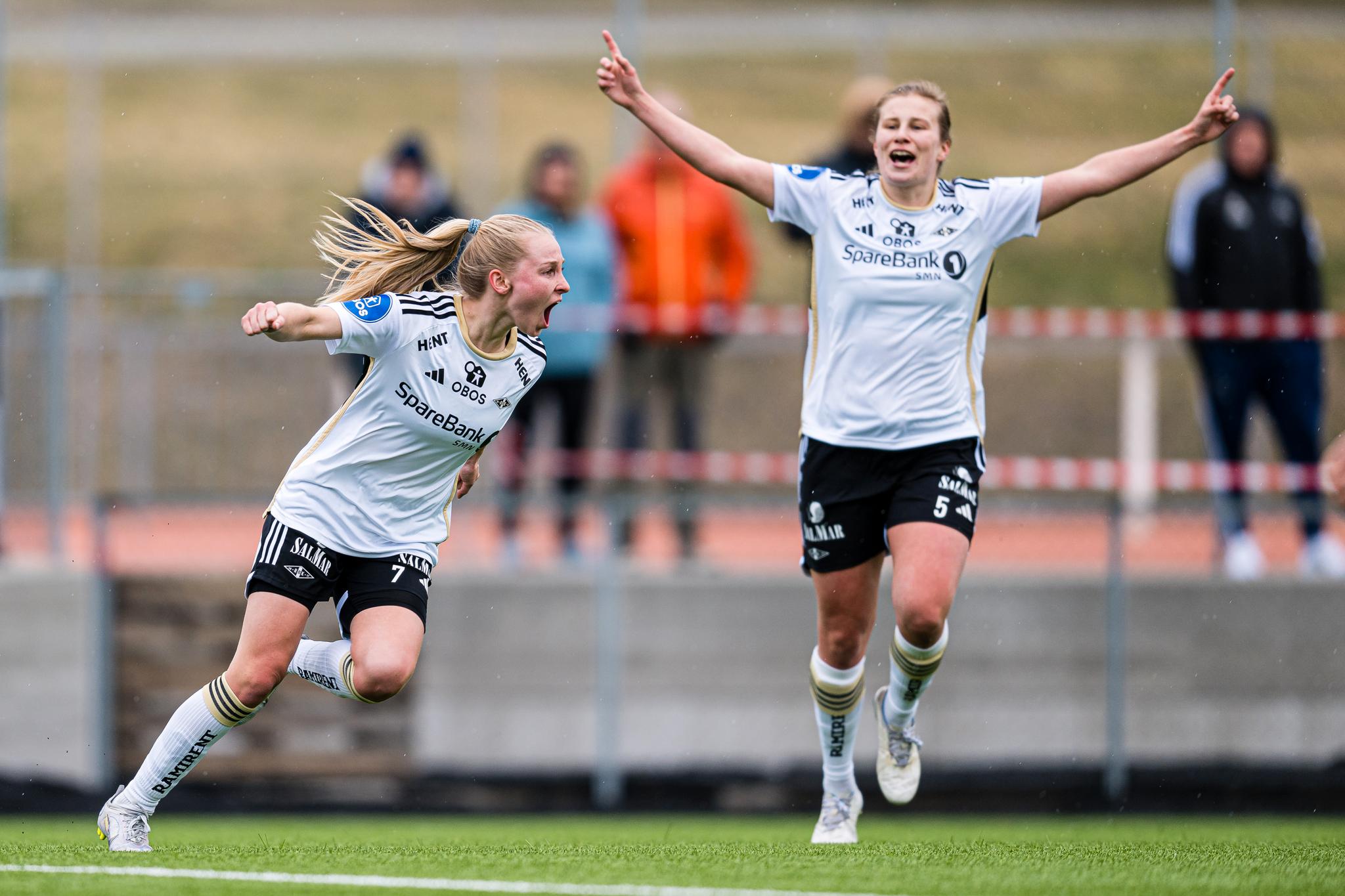 MATCHVINNER: Emilie Joramo jubler over sin scoring som skulle gi 1–0 over Røa. Til høyre Cesilie Andreassen. 