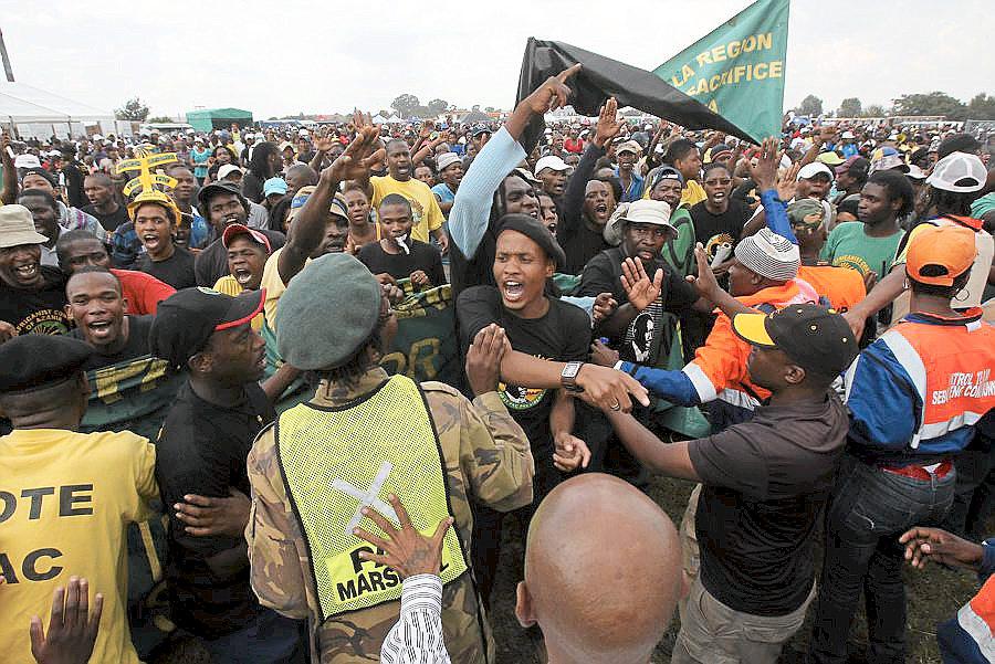 Visepresident Kgalema Motlanthe, som talte i Sharpeville 21. mars 2010, sa at de voldelige demonstrasjonene mot manglende jobber, boliger og elementære tjenester, må ta slutt. FOTO: REUTERS