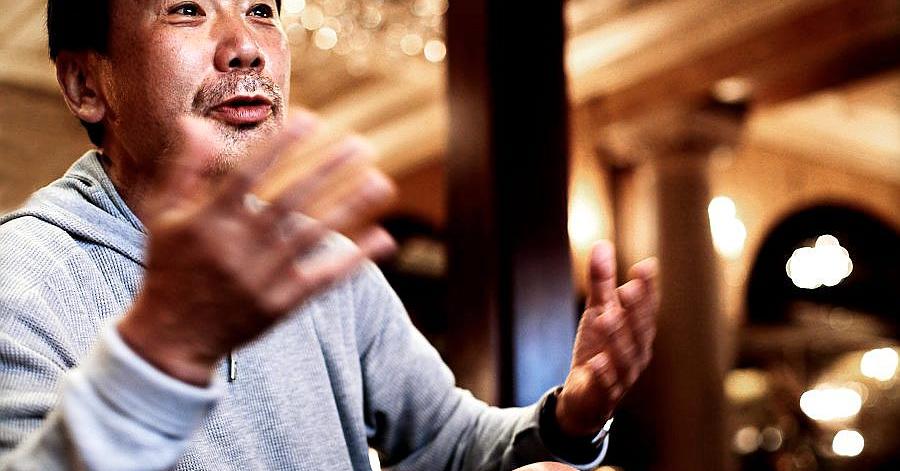 Den japanske forfatteren Haruki Murakami er nobel-favoritt. Her fra et intervju med Aftenposten i bilbiotekbaren på Bristol i 2010.