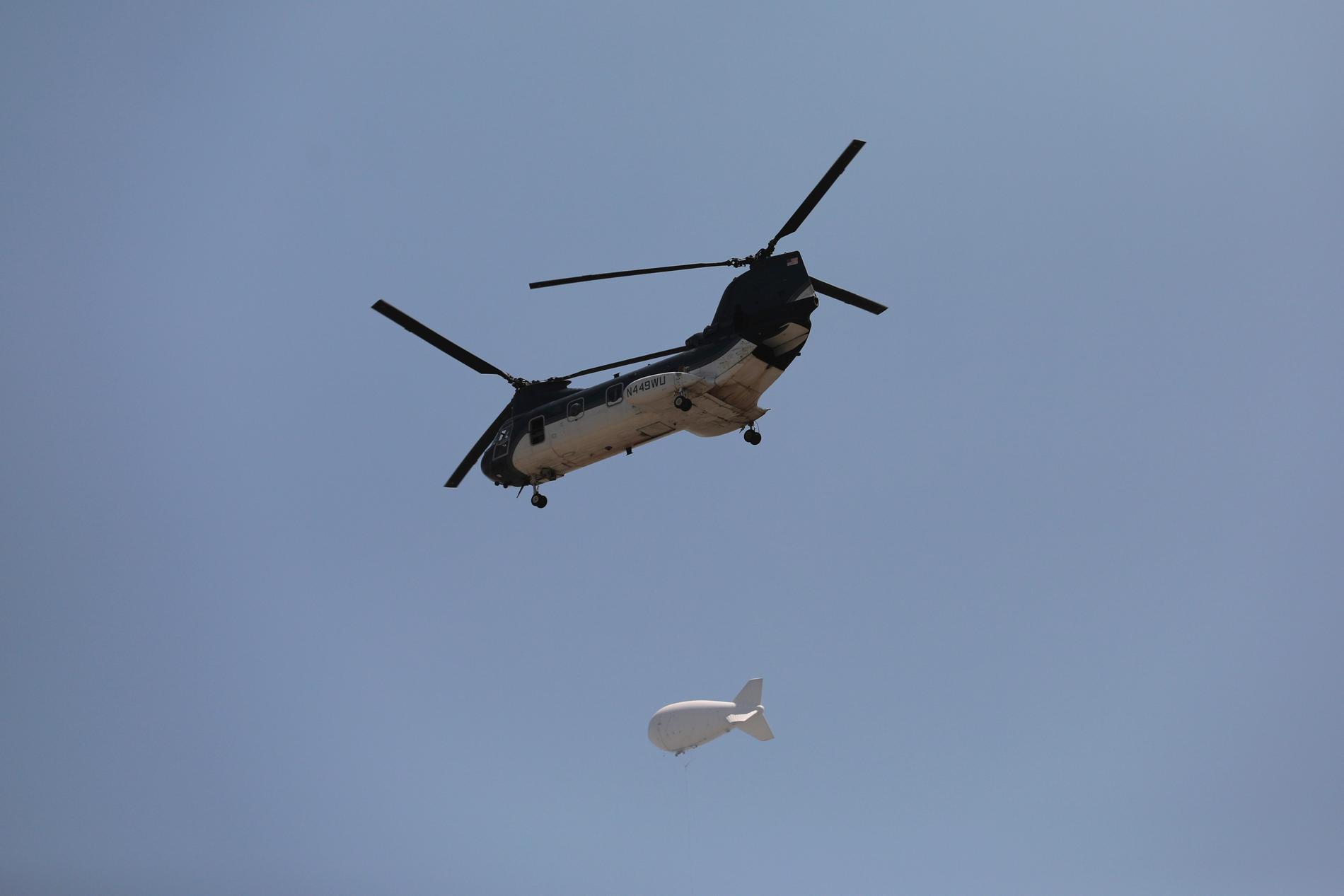 Et amerikansk Chinook-helikopter over Kabul søndag. 