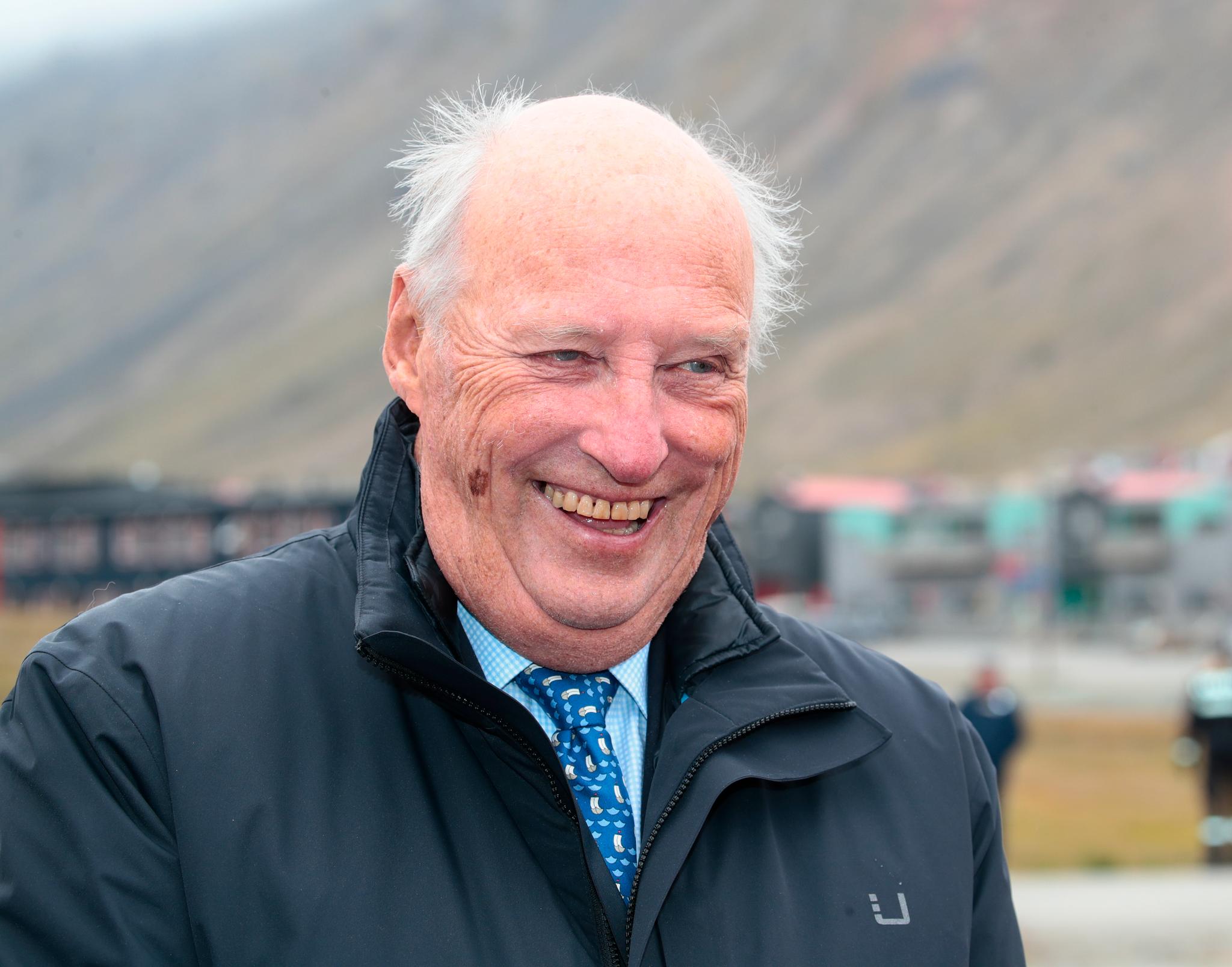 Kong Harald fyller 84 år søndag. Slottet opplyser til NTB at dagen blir feiret privat. Her er kongen i forbindelse med et besøk på Svalbard i 2018. 