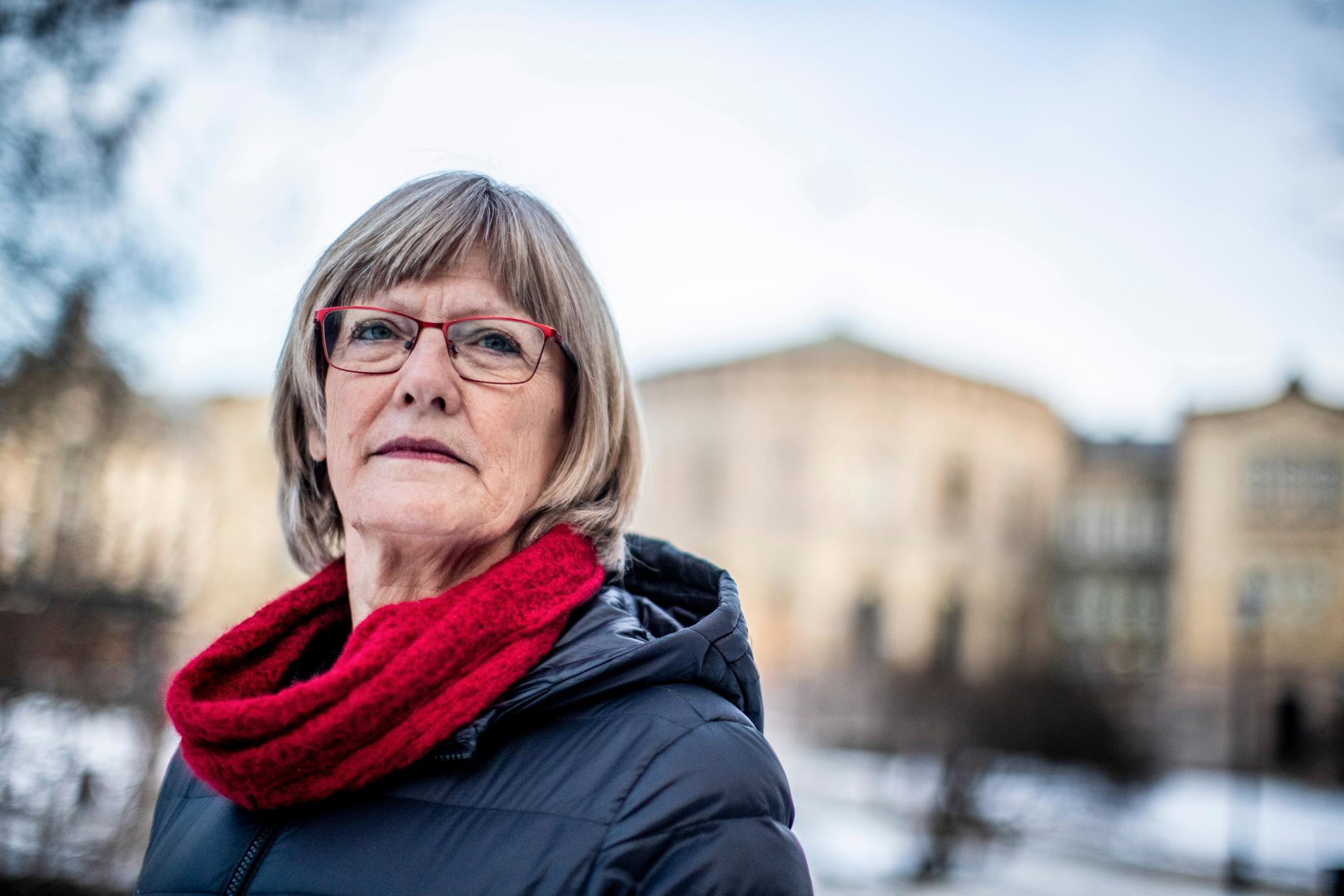 Karin Andersen er blant SVs mest rutinerte politikere, med en ansiennitet på over 22 år. Hun synes det er påfallende at regjeringspartiene ikke har forsøkt å gjøre noe med egne etterlønnsbetingelser tidligere. 