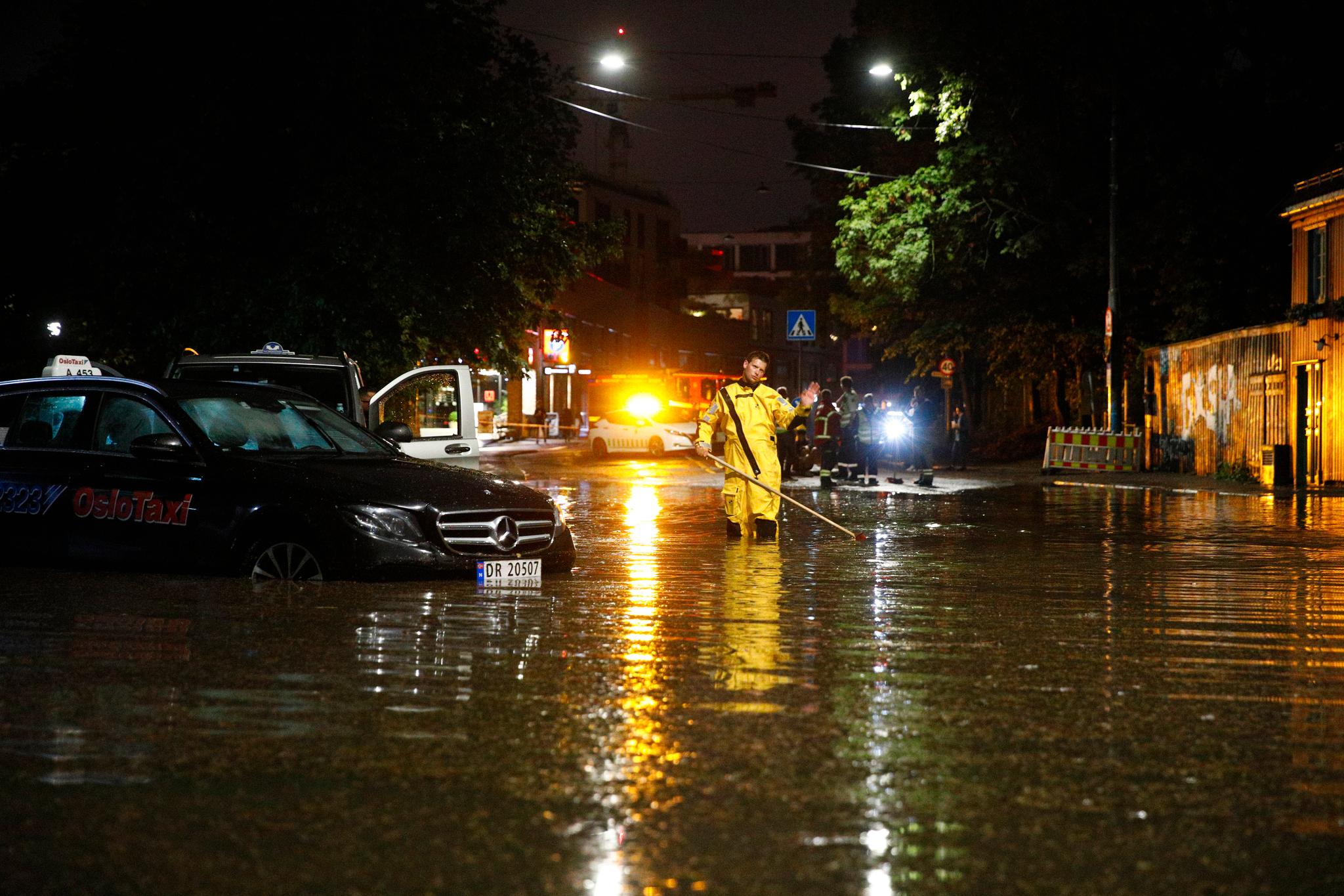 Biler ble stående med motoren under vann flere steder da det kom kraftig nedbør i Oslo natt til søndag.