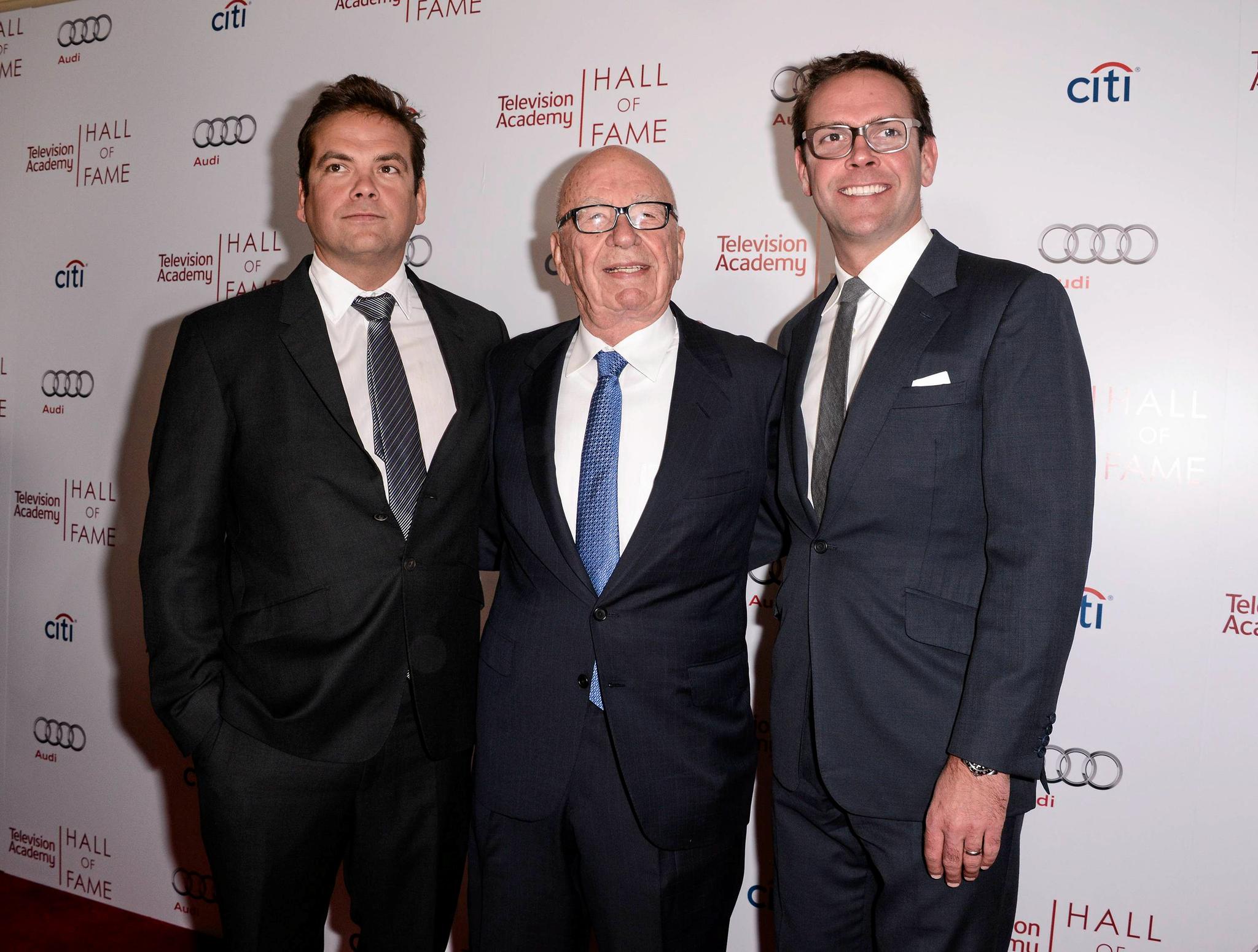 Rupert Murdoch (i midten) stilte opp til fotografering sammen med sønnene Lachlan (t.v.) og James på en TV-festival i Los Angeles tidligere denne måneden.