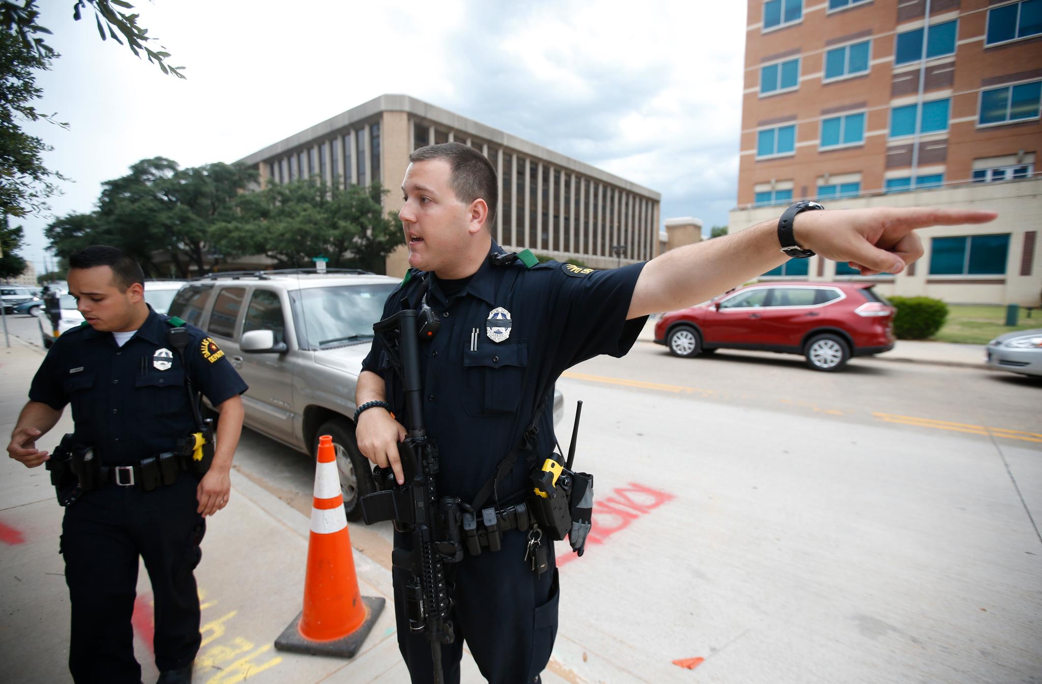 Politiet ber pressefolk fjerne seg fra politiets hovedkvarter i Dallas. Foto: Carlo Allegri / Reuters / NTB scanpix