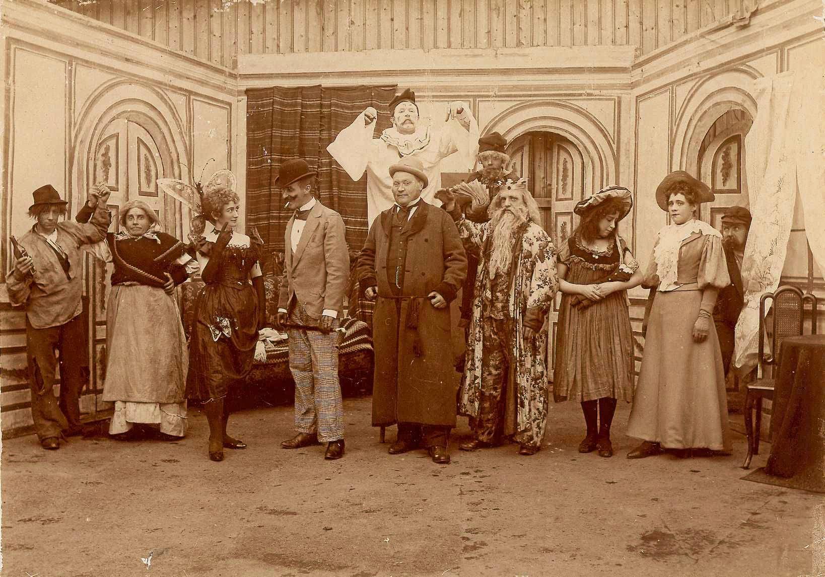 På Olympen ble det drevet teater på 1890-tallet. Her er skuespillerensemblet i kostymer – til hvilket stykke vet vi dessverre ikke.