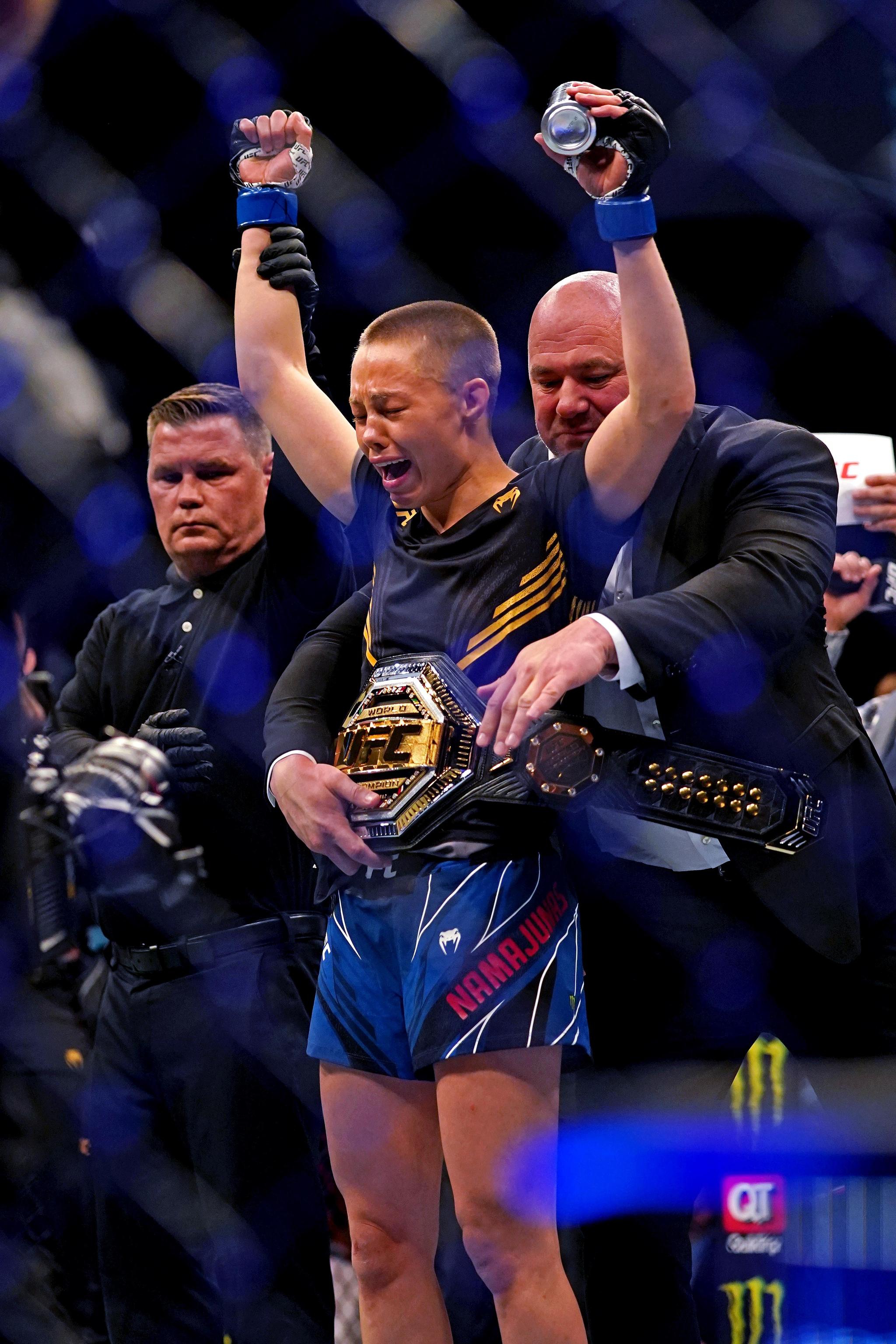 TILBAKE PÅ TOPP: Rose Namajunas får tittelbeltet av UFC-president Dana White etter nattens seier mot Zhang Weili.