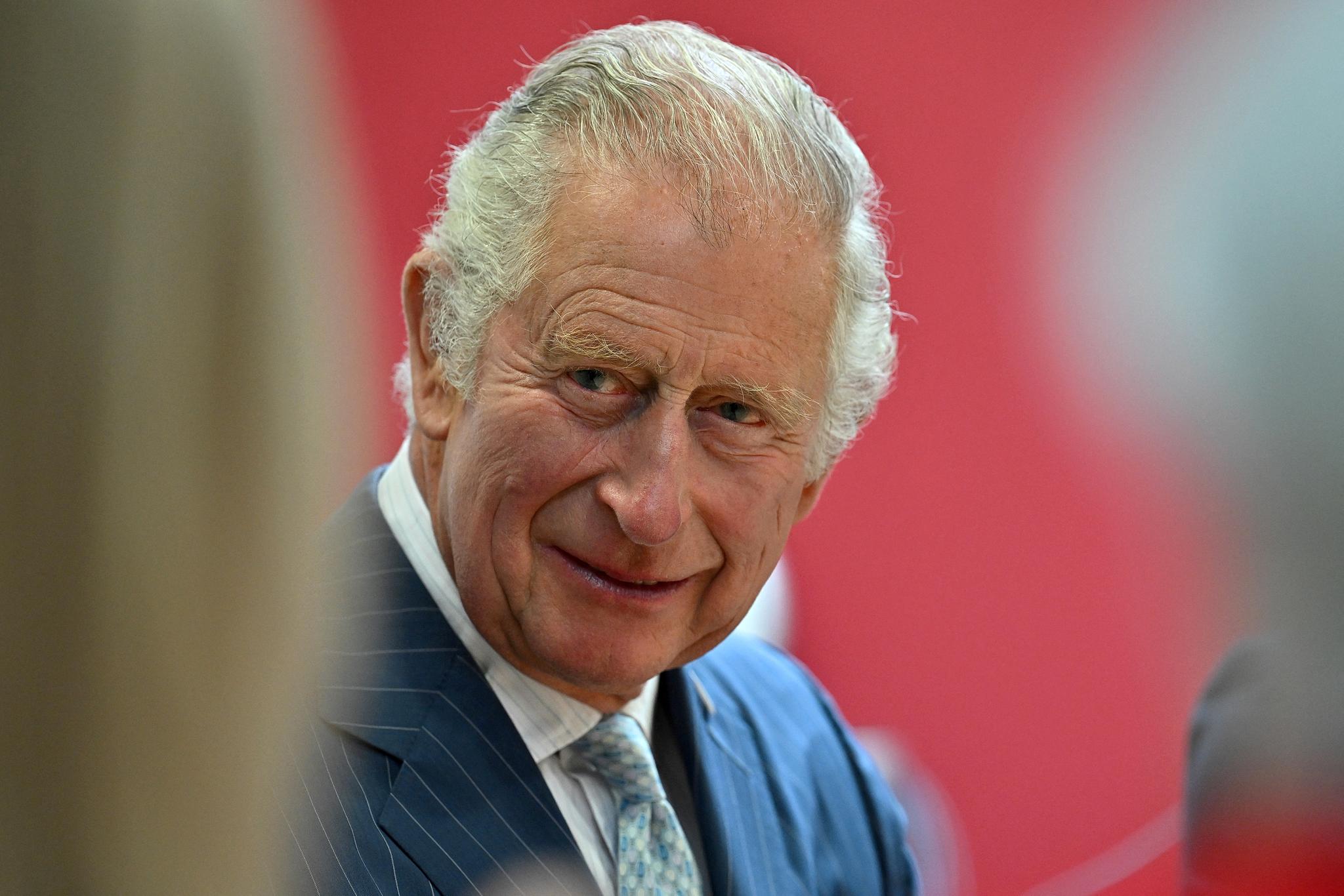 For første gang på 59 år deltar ikke verdens eldste monark på åpningen av det britiske parlamentet. Prins Charles (73) holder talen i stedet for sin mor. 