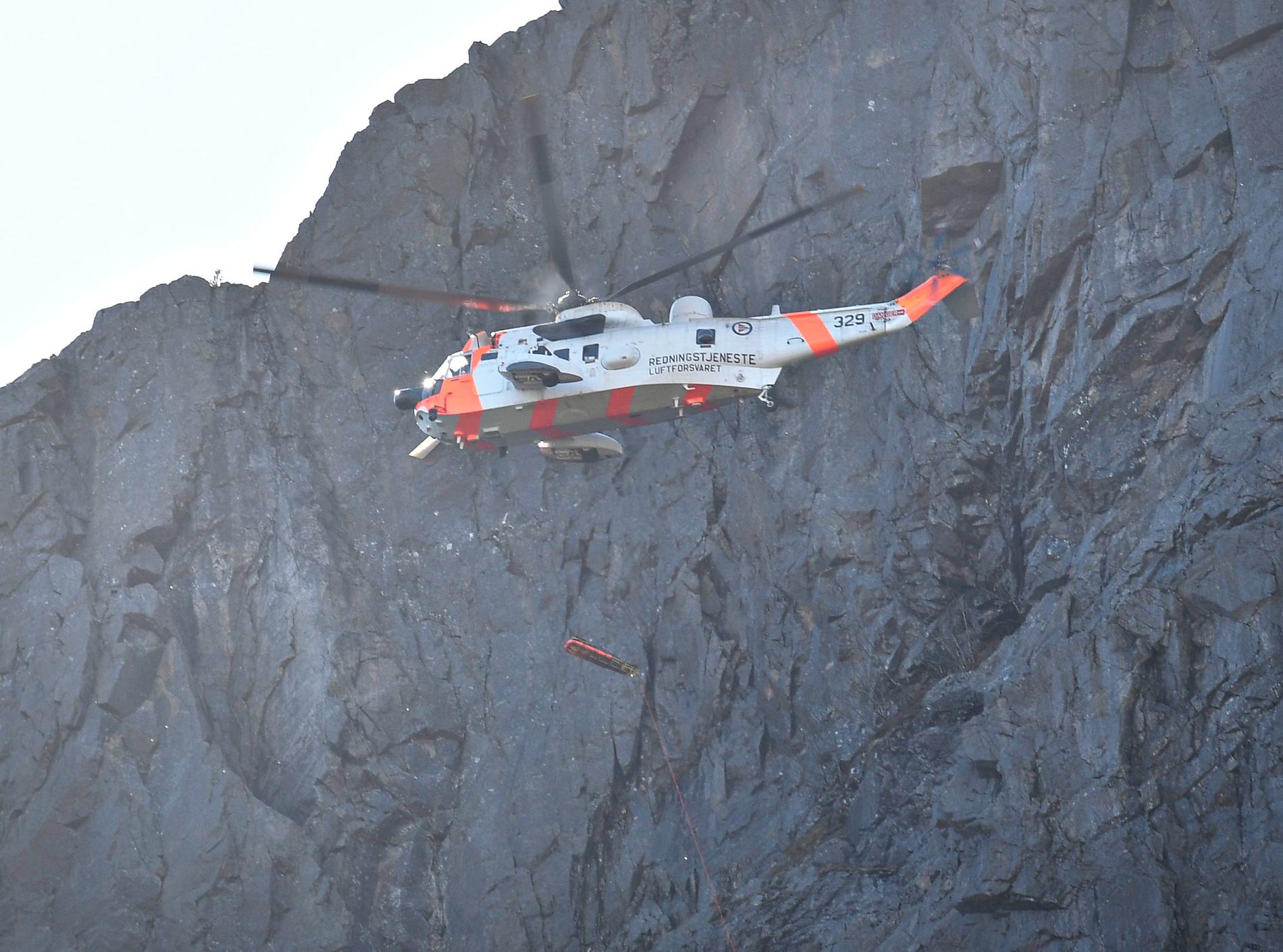 Mannen ble hentet ned fra ei fjellhylle med et Sea King-helikopter.