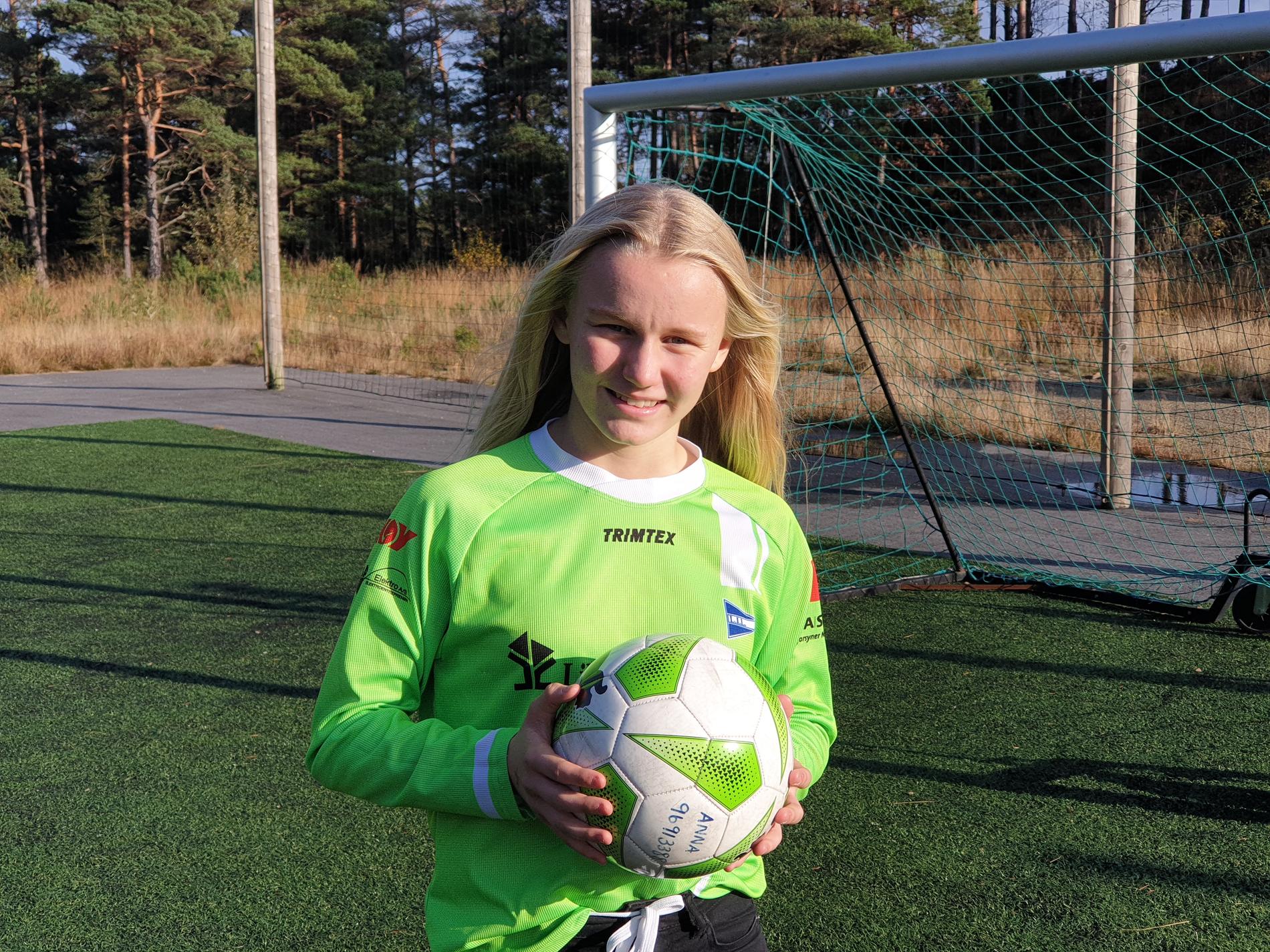 Anna Mosby Fuglestad (12) har sendt mail til Lise Klaveness i NFF fordi hun vil endre forskjellene på kvinner- og menn i fotballen.