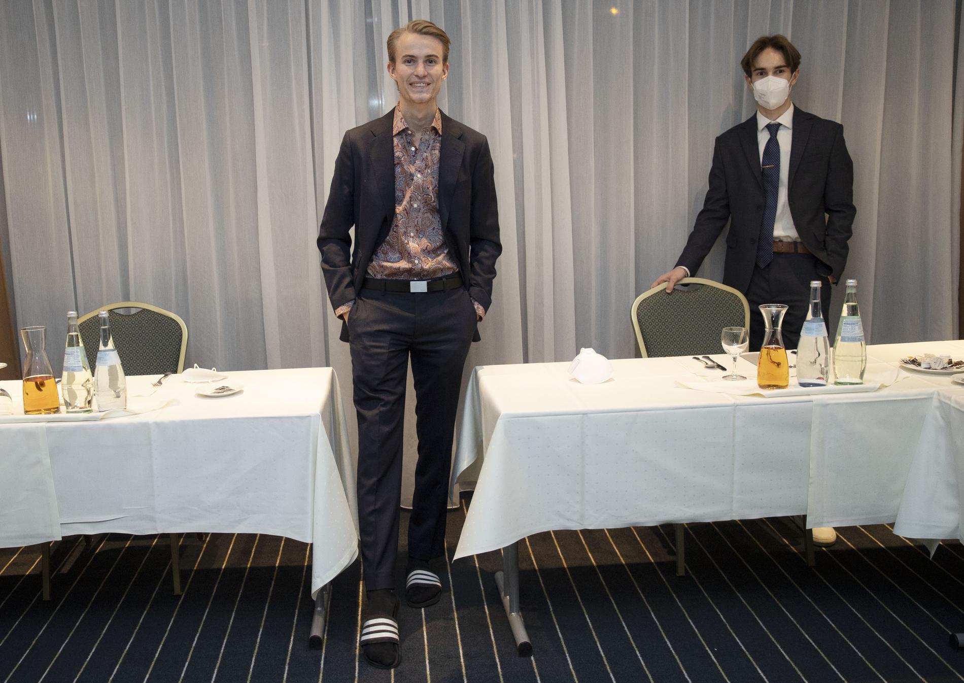 SANDALER: Tande sparte penskoene på middagen. Her viser han sportssandalene. Vossan Eriksen – som var kveldens debuttaler – står bak.