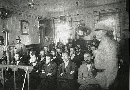  Gavrilo Princip, i midten på første rad, under rettssaken 5. desember 1914. 