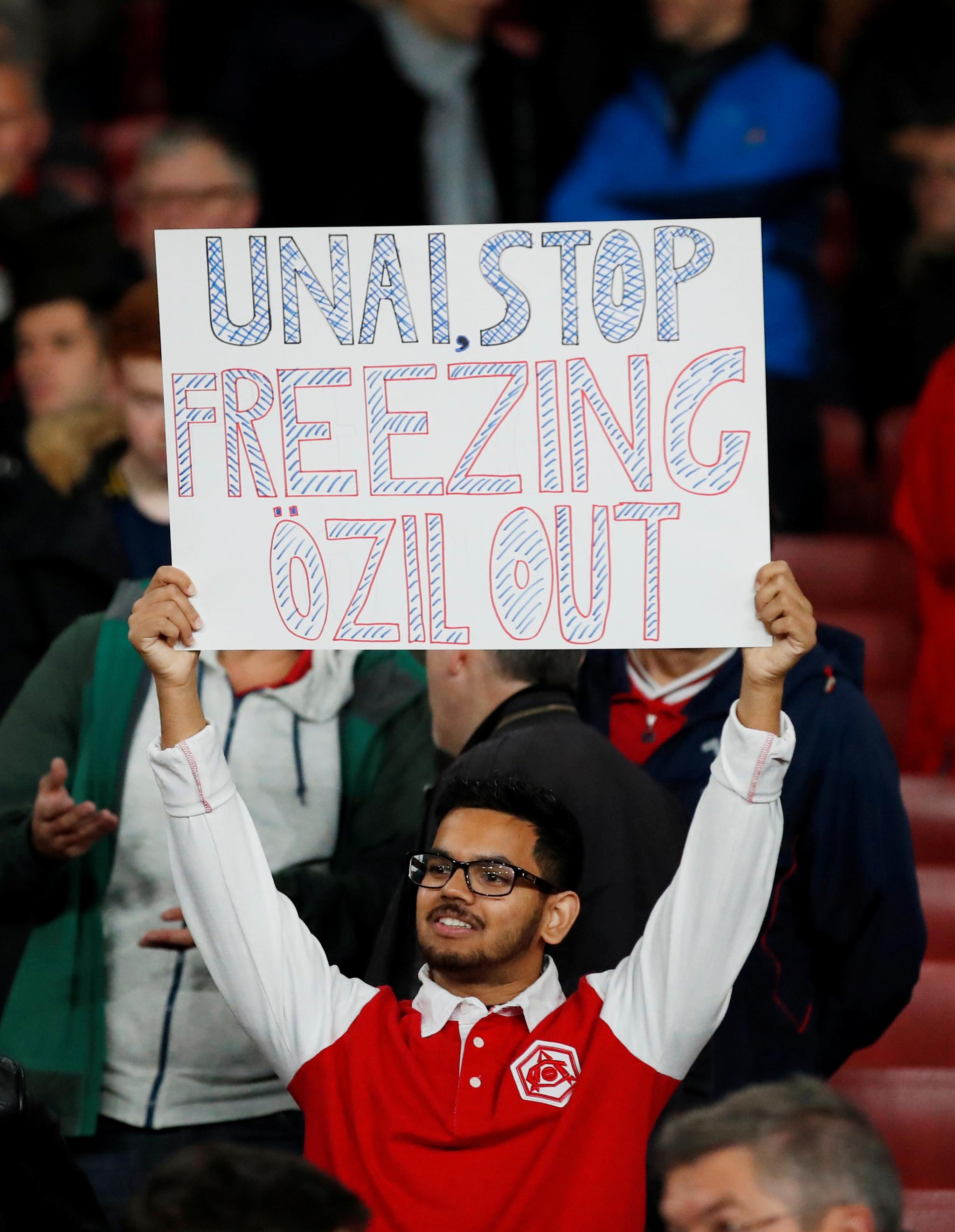 Arsenal-supporter protesterer mot manageren. Oppfordrer Unai Emery til å bruke stjernen Mesut Özil. Tyskeren har knapt fått spilletid denne sesongen.