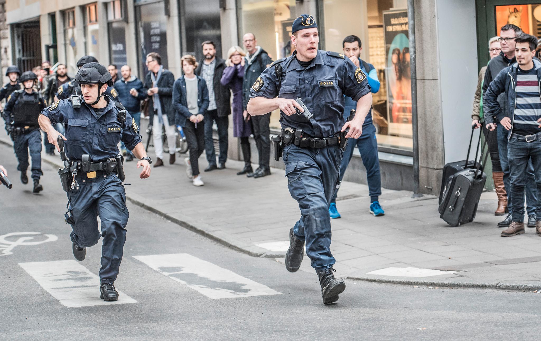Svenske politifolk under terrorangrepet i Stockholm like før påske i år. I motsetning til i Norge er svenske politifolk alltid bevæpnet.