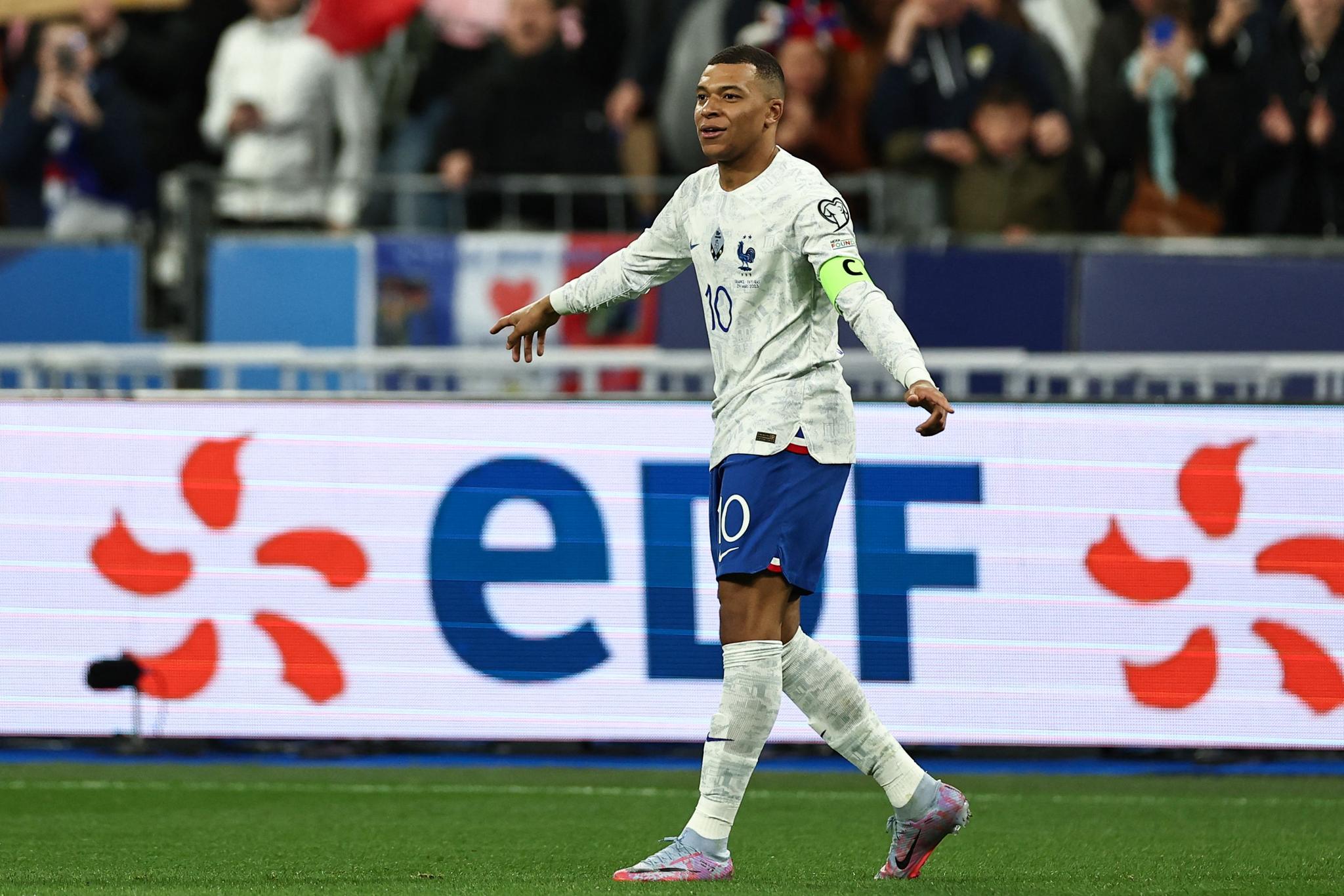 KAPTEIN: Kylian Mbappé både scoret og hadde assist da han debuterte som kaptein for Frankrike.