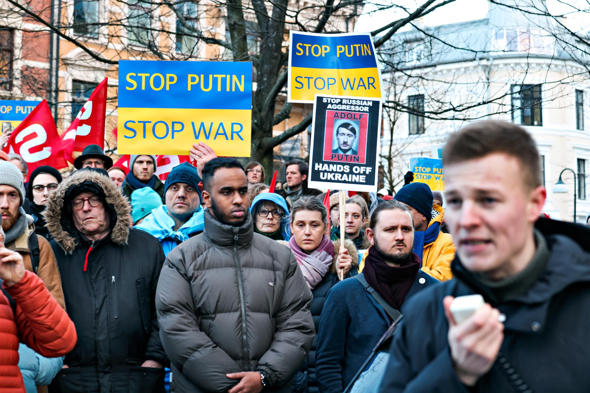 Demonstranter utenfor den russiske ambassaden i Oslo torsdag. 