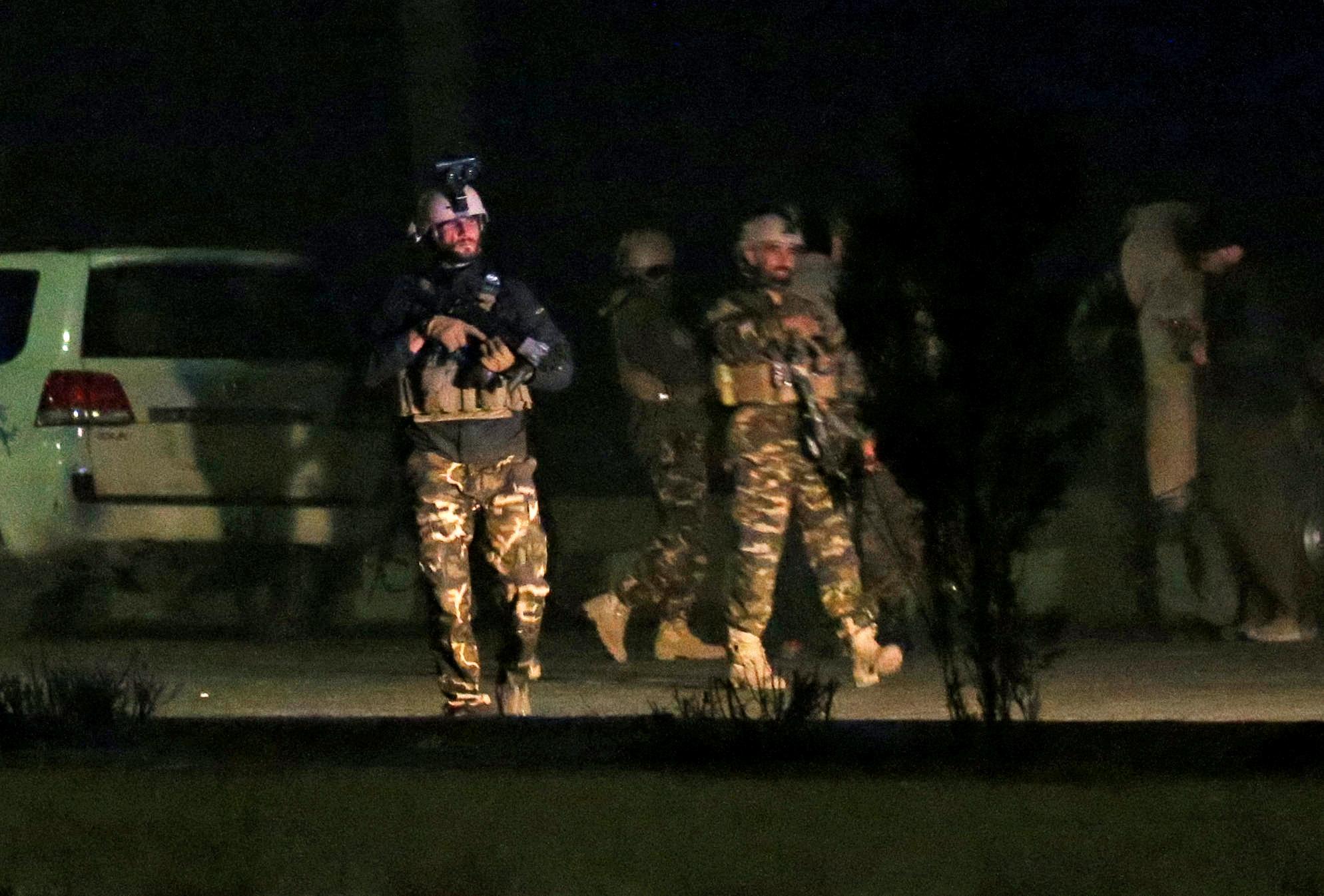 Afghanske sikkerhetsstyrker holder vakt nær hotellet som lørdag kveld ble angrepet i Kabul. 
