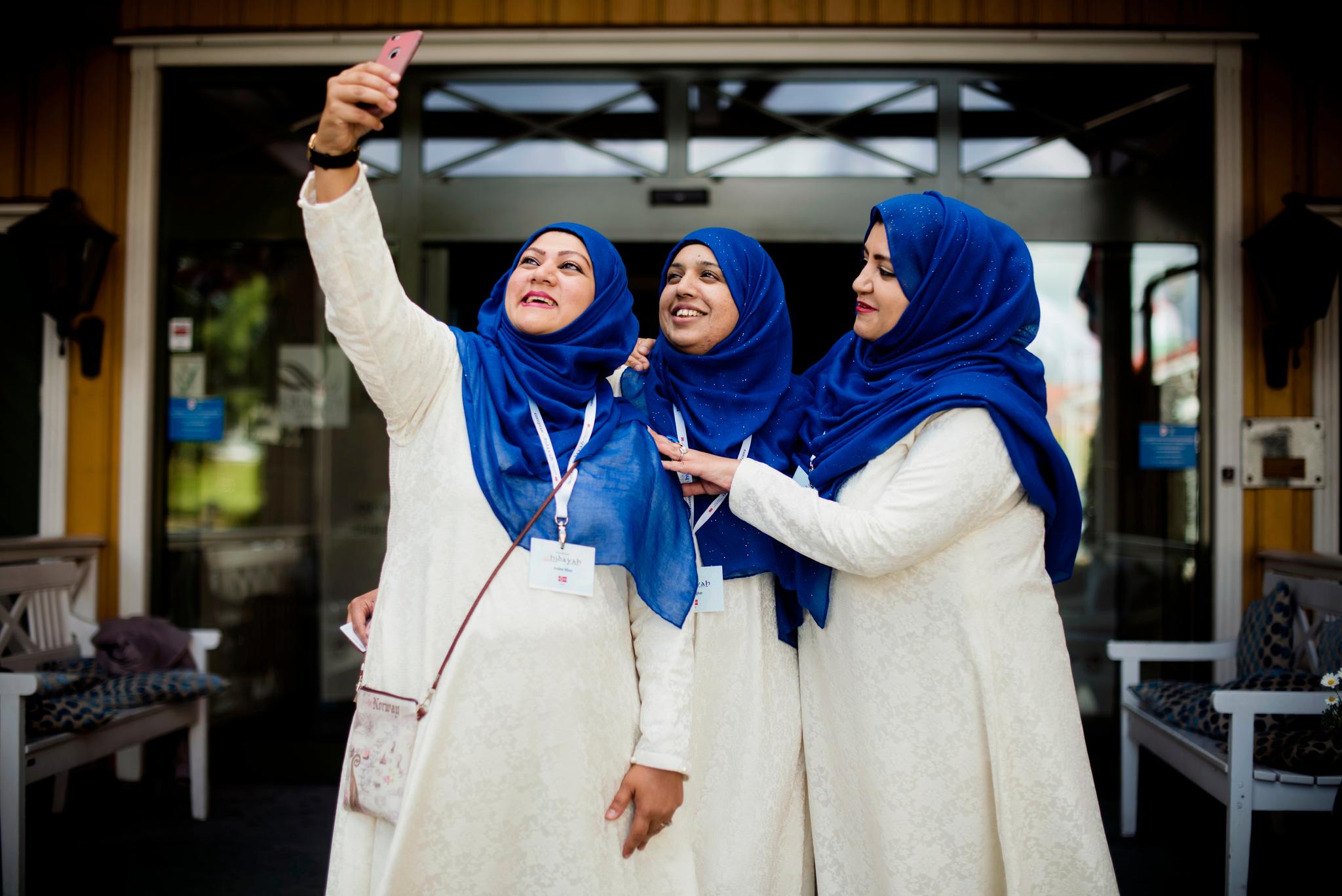  Amber Khan, Ayesha Khan og Faria Asghar benytter en pause til å forevige helgens begivenheter med en nøye komponert selfie. De har pyntet seg med matchende hodeplagg for anledningen.