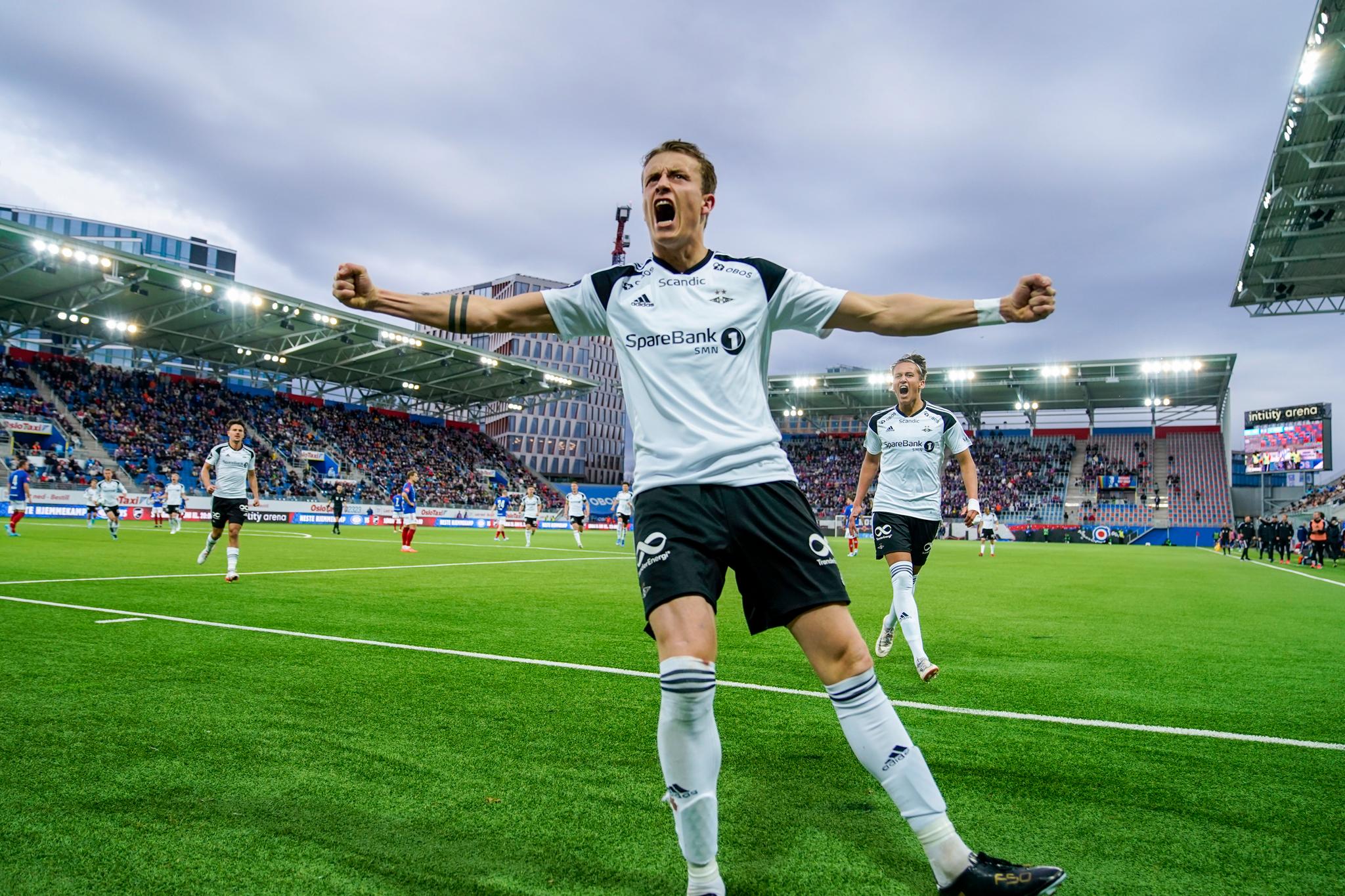 KVELDENS STJERNE: Ole Sæter jubler etter hans andre scoring i hovedstaden. 