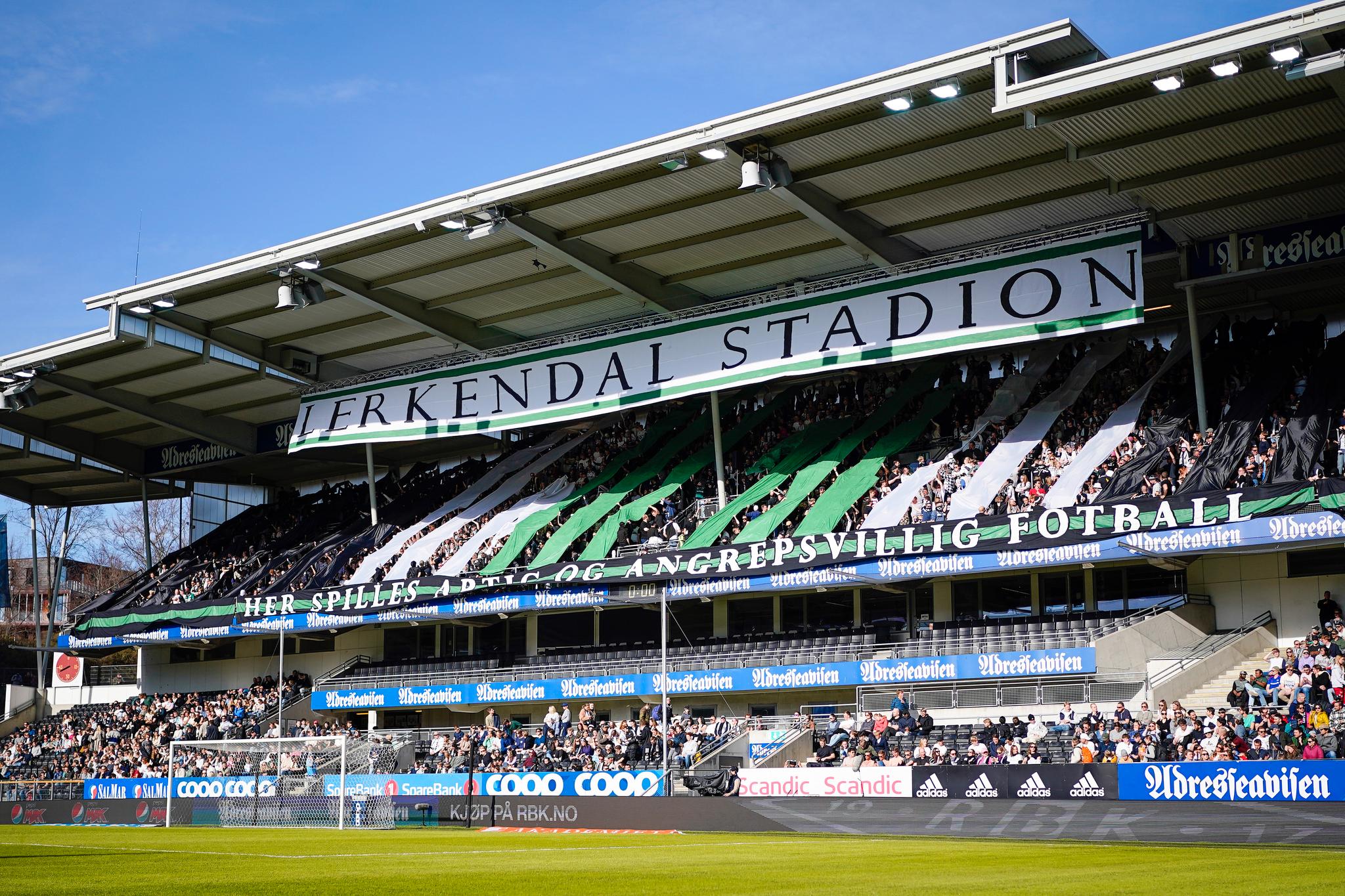 KLAR BESKJED: «Her spilles artig og angrepsvillig fotball» lød banneret fra Rosenborg-supporterne.