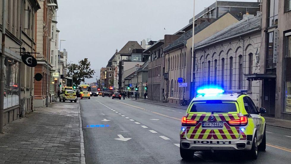 Politiet i Trondheim rykket ut til melding om voldshendelse i en leilighet i Prinsens gate i sentrum av byen. To personer døde som følge av volden.