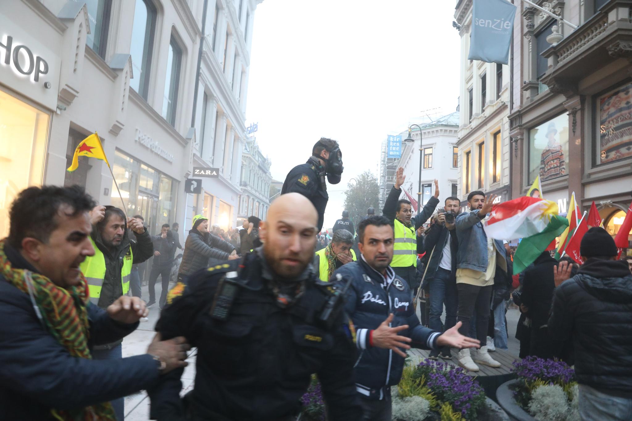 Politiet brukte tåregass i et forsøk på få kontroll over menneskemengden som gikk amok i Oslo sentrum lørdag. 