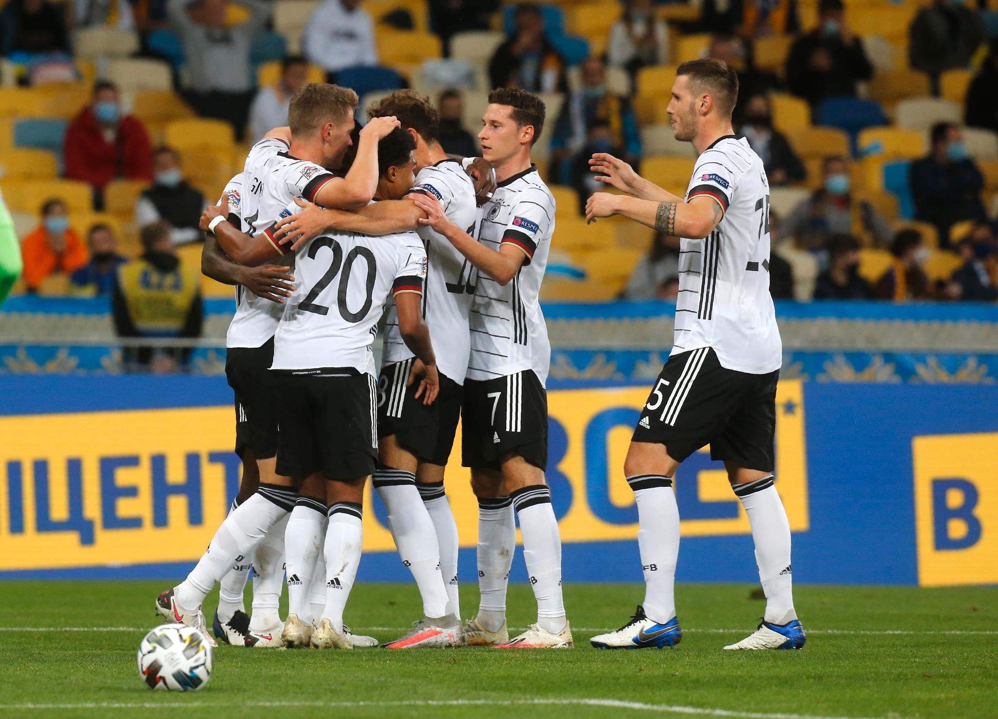Tyskland feirer etter Matthias Ginters åpningsmål i kampen som endte med 2-1 til tyskerne. 