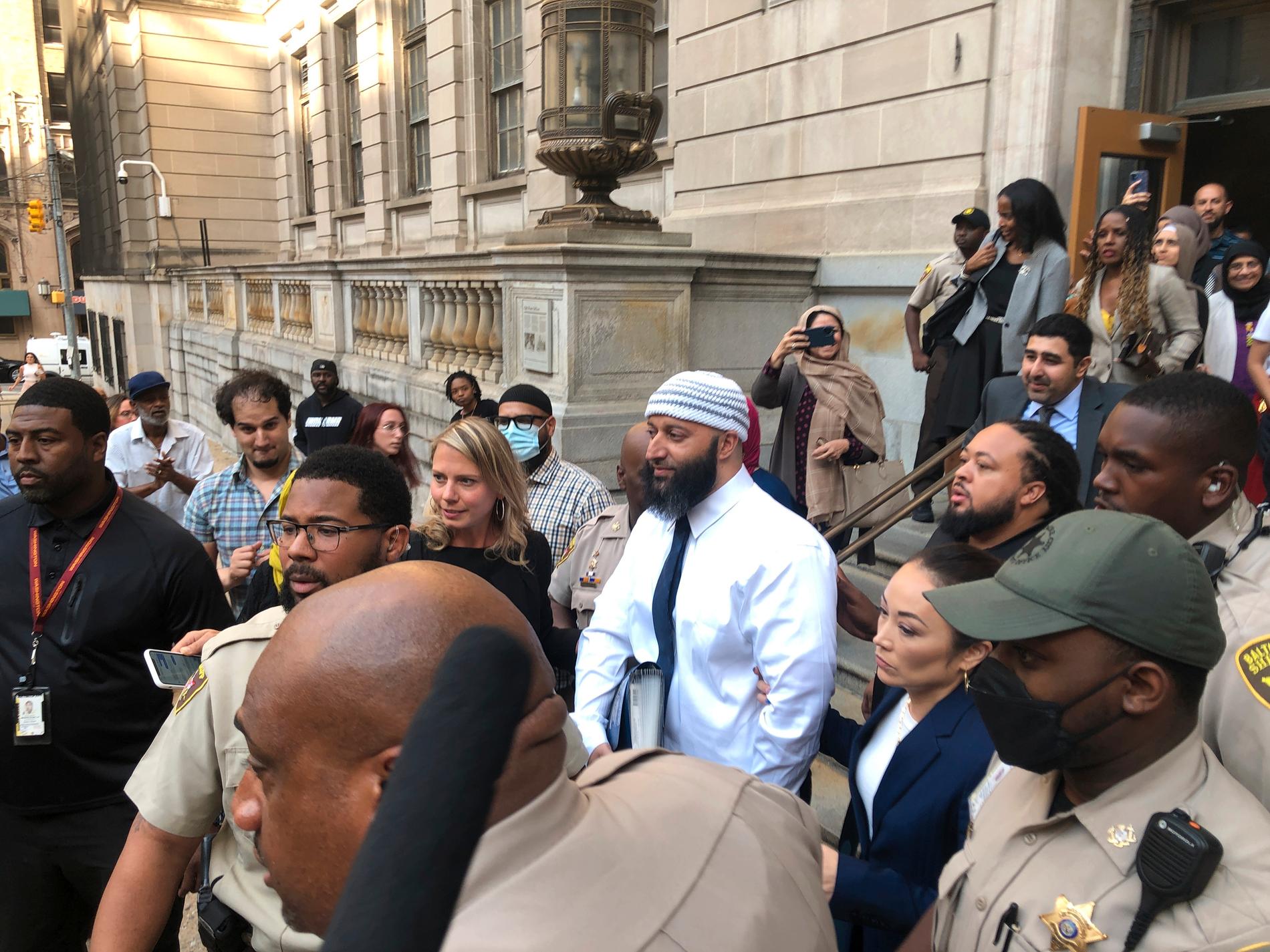 Adnan Syed (i midten) forlater rettslokalet i Baltimore mandag etter at en dommer beordret ham løslatt. 