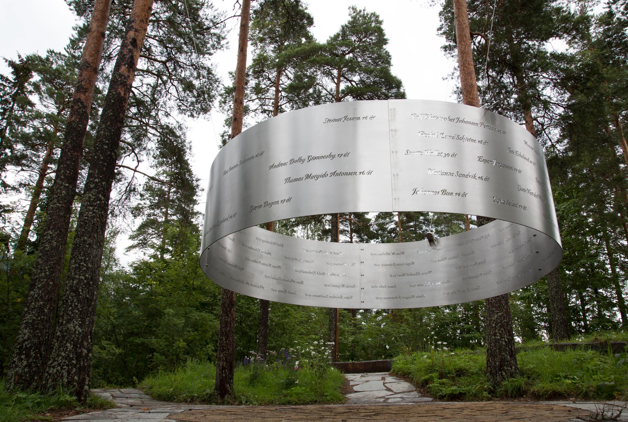I 2015 sto minnesmerket «Lysningen» ferdig på Utøya. Astrid Hoem var selv på Utøya 22. juli 2011, 16 år gammel.