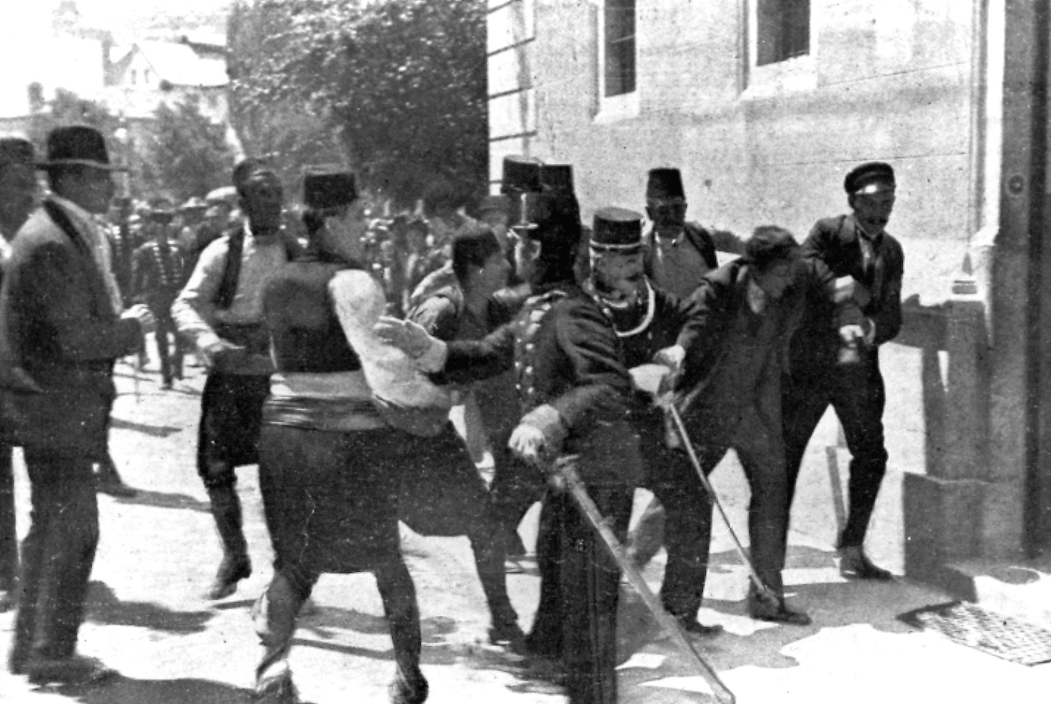 Skuddene i Sarajevo 28. juni 2014 er kjent som den utløsende årsak til første verdenskrig. Erkehertug Franz Ferdinand og hans hustru Sophie ble drept av Gavrilo Princip. Bildet viser arrestasjon av en mistenkt (nr. to fra høyre).