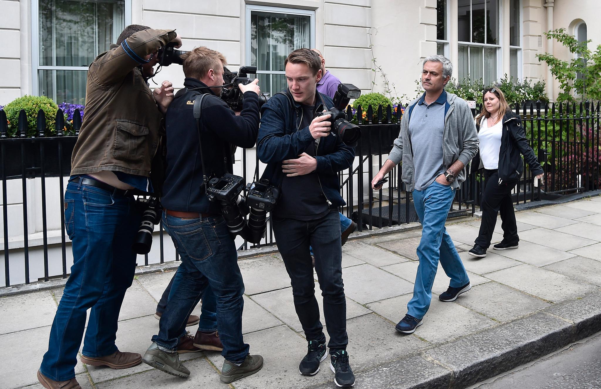 José Mourinho ble avbildet utenfor huset sitt i London på søndag.