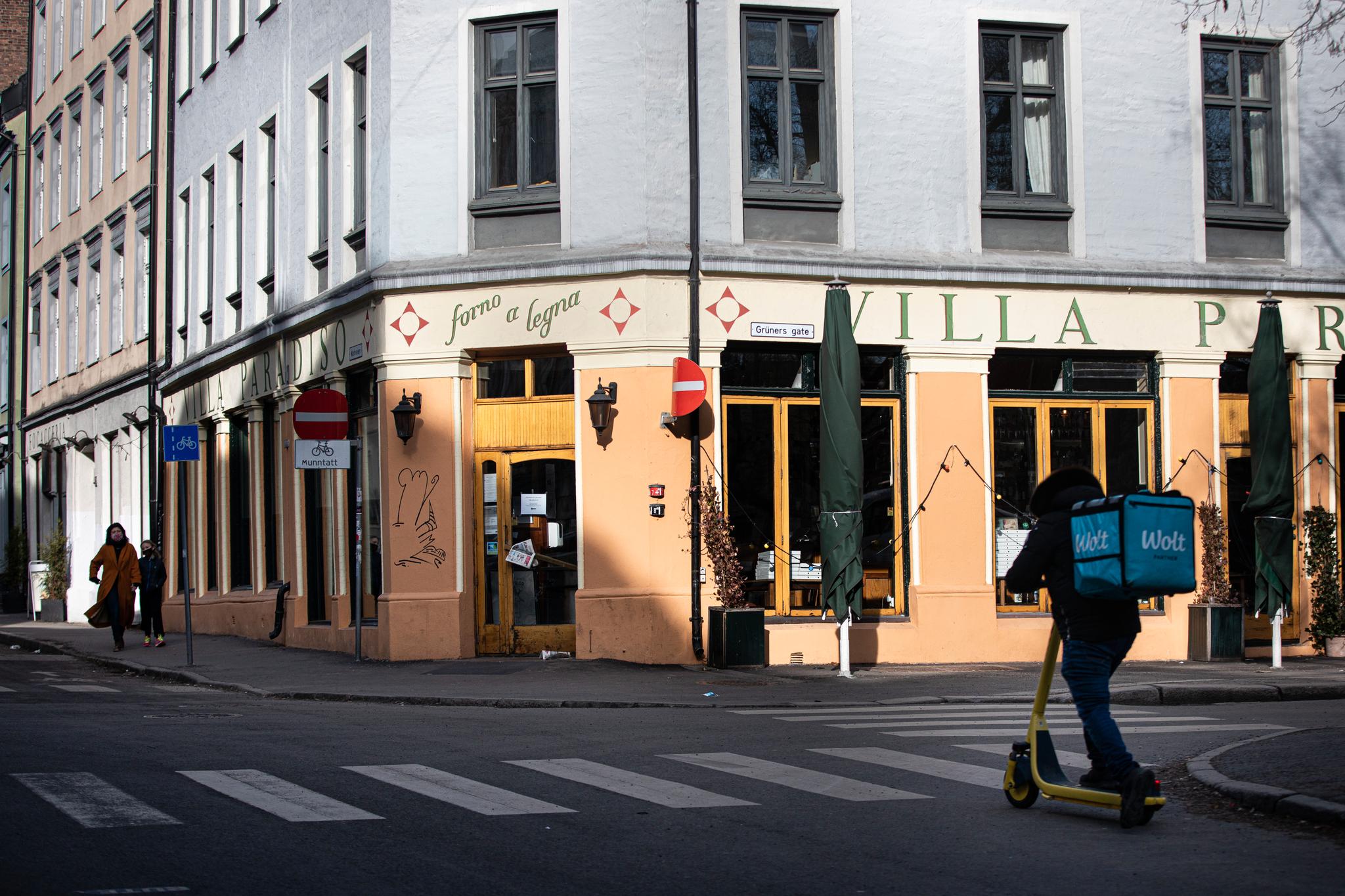 Den sosiale nedstengingen i Oslo har vedvart siden november. Butikker, serveringssteder og utesteder er stengt, arrangementer er forbud og det er ulovlig med besøk av mer enn to personer. 