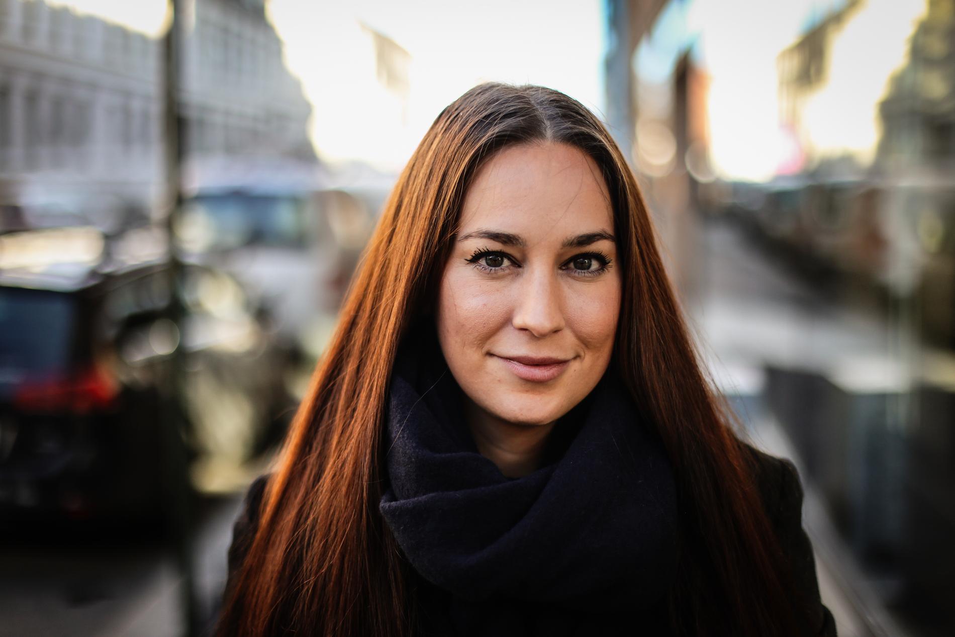 Stine Sandnes (28) fra Kristiansand står bak forestillingen «Kvinnemonologene», som er basert på virkelige historier fra vanlige kvinners liv. Nylig ble forestillingen spilt på Teateret.