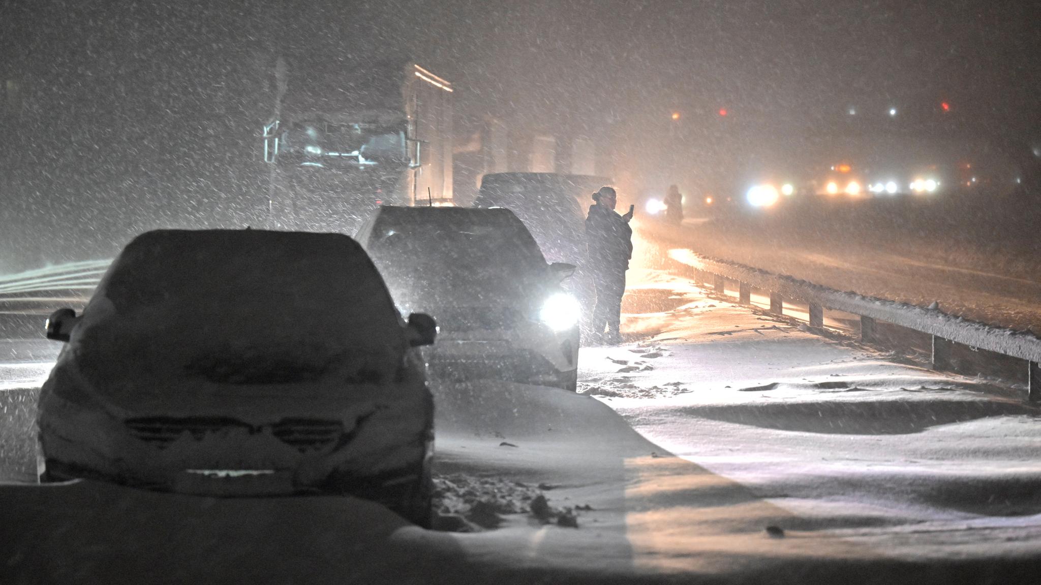 Bilister innesperret i snart et døgn i snøkaoset i Sverige og Danmark