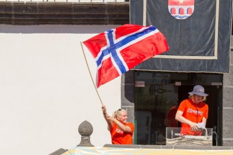 Marie med det norske flagget under åpningsseremonien.