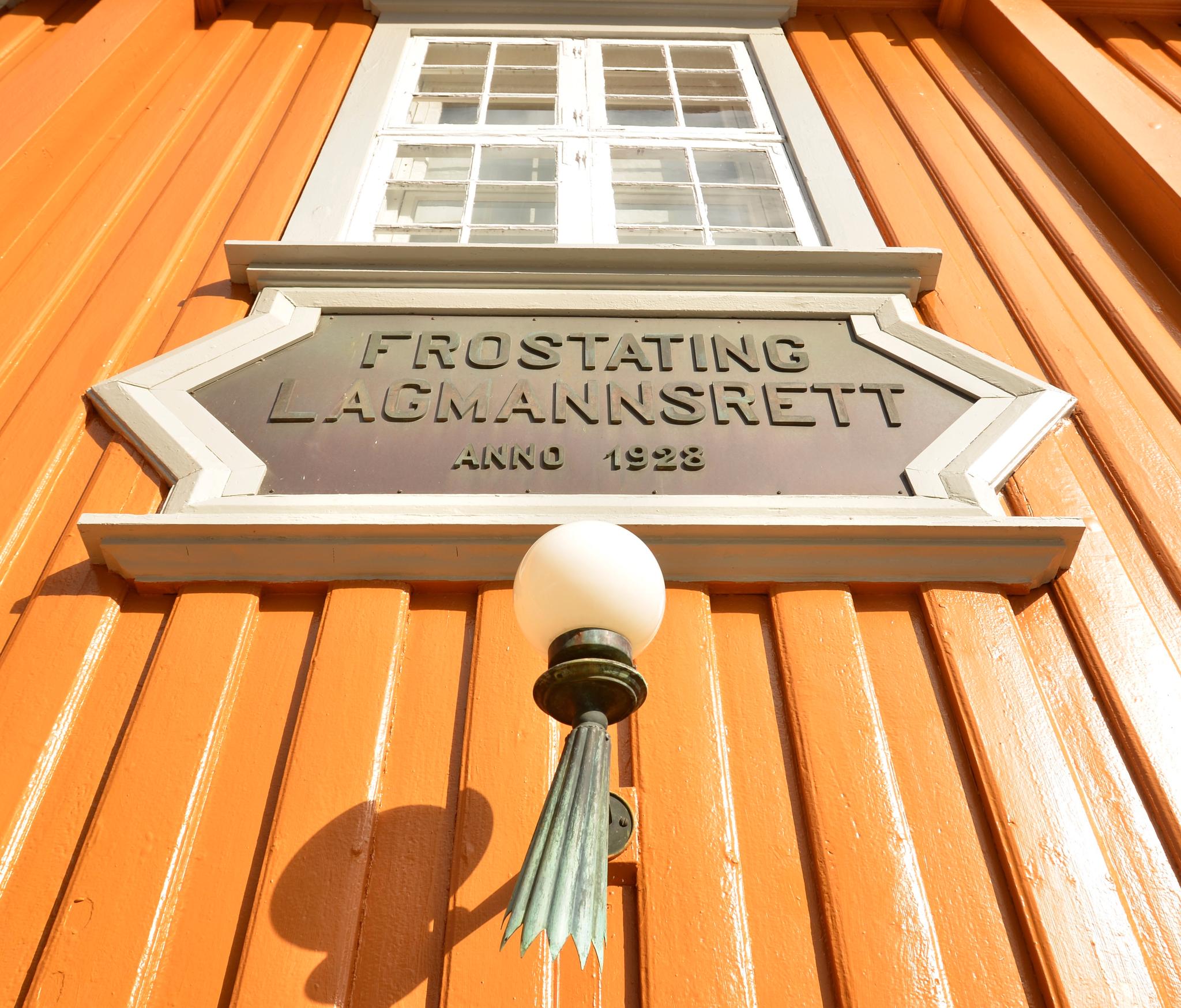  Frostating lagmannsrett er en av seks ankedomstoler i Norge med 19 dommere, en jordskiftelagdommer, en jordskifteutreder, en administrasjonssjef og 11 saksbehandlere. Domstolen har sitt hovedkontor i Trondheim. 