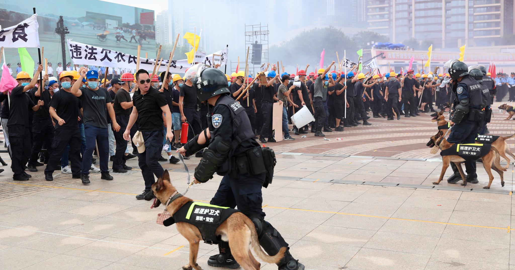 Politi i Shenzen, nær Hongkong, øver på å slå tilbake demonstranter. Bildene fra politiøvelsene kommer samtidig som det er store demonstrasjoner i Hongkong. 