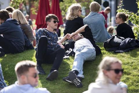 CHILL: Maxim Hjortland og Nicolai Lieblein Røsæg ligger og slapper av i gresset.