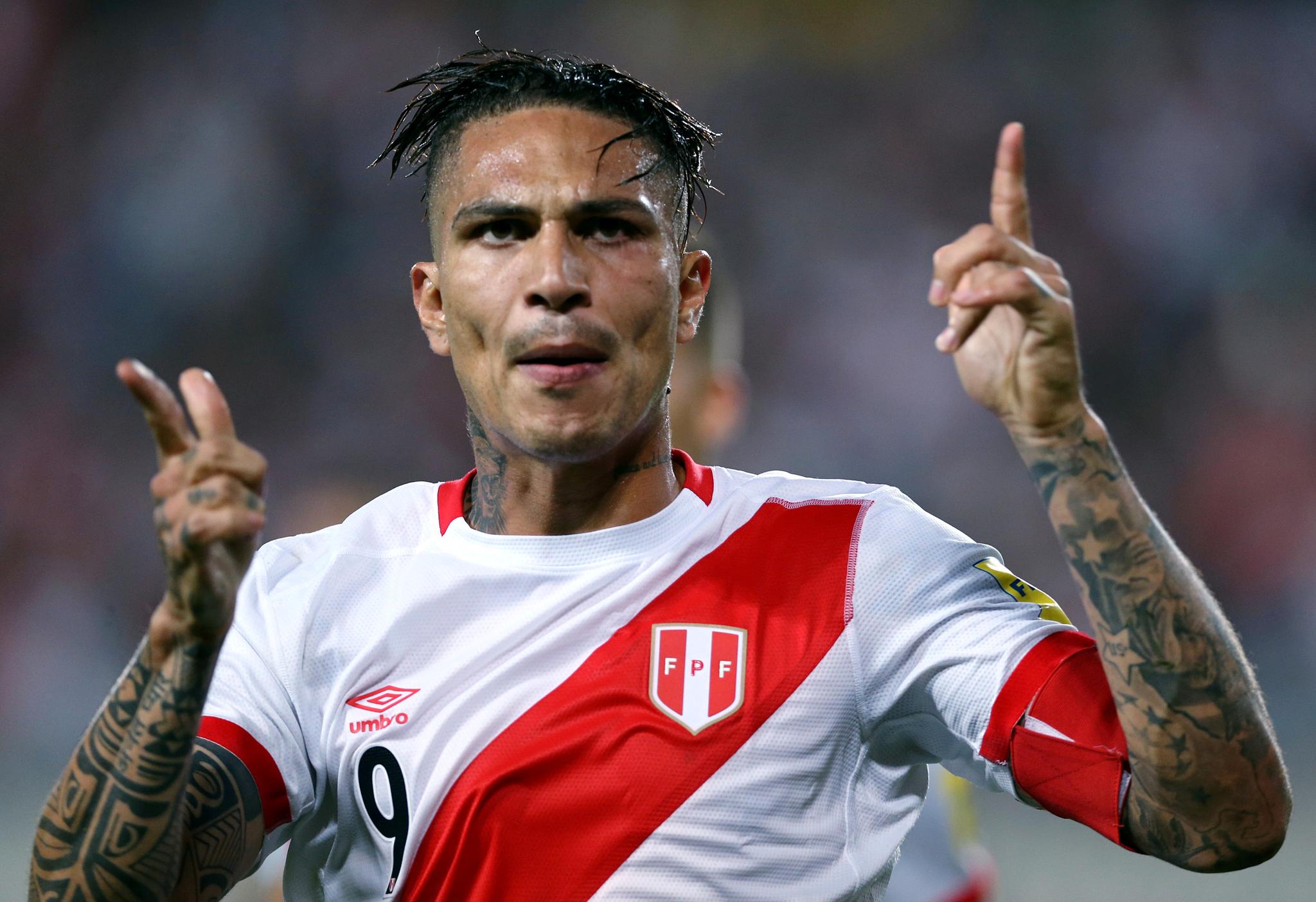 FREM OG TILBAKE: Perus landslagsstjerne Paolo Guerrero får spille fotball-VM etter mye trøbbel. Der skal han blant annet møte Danmark og Åge Hareide.