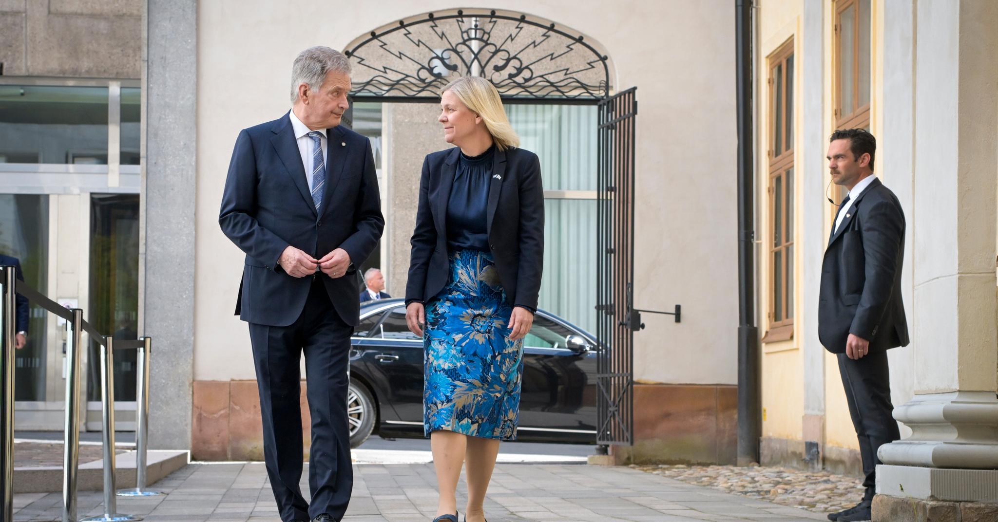 Finlands president Sauli Niinistö og Sveriges statsminister Magdalena Andersson i Stockholm 17. mai. Da hadde begge land bestemt seg for å søke om Nato-medlemskap. 