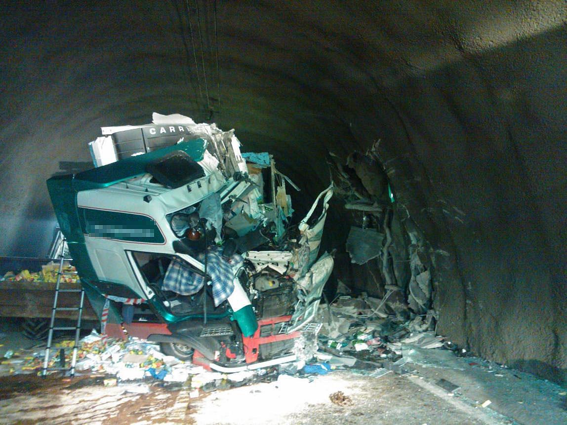 DØDSULYKKE: Ulykken skjedde rundt en mil fra Aurlands-siden i den nesten 2,5 mil lange tunnelen.