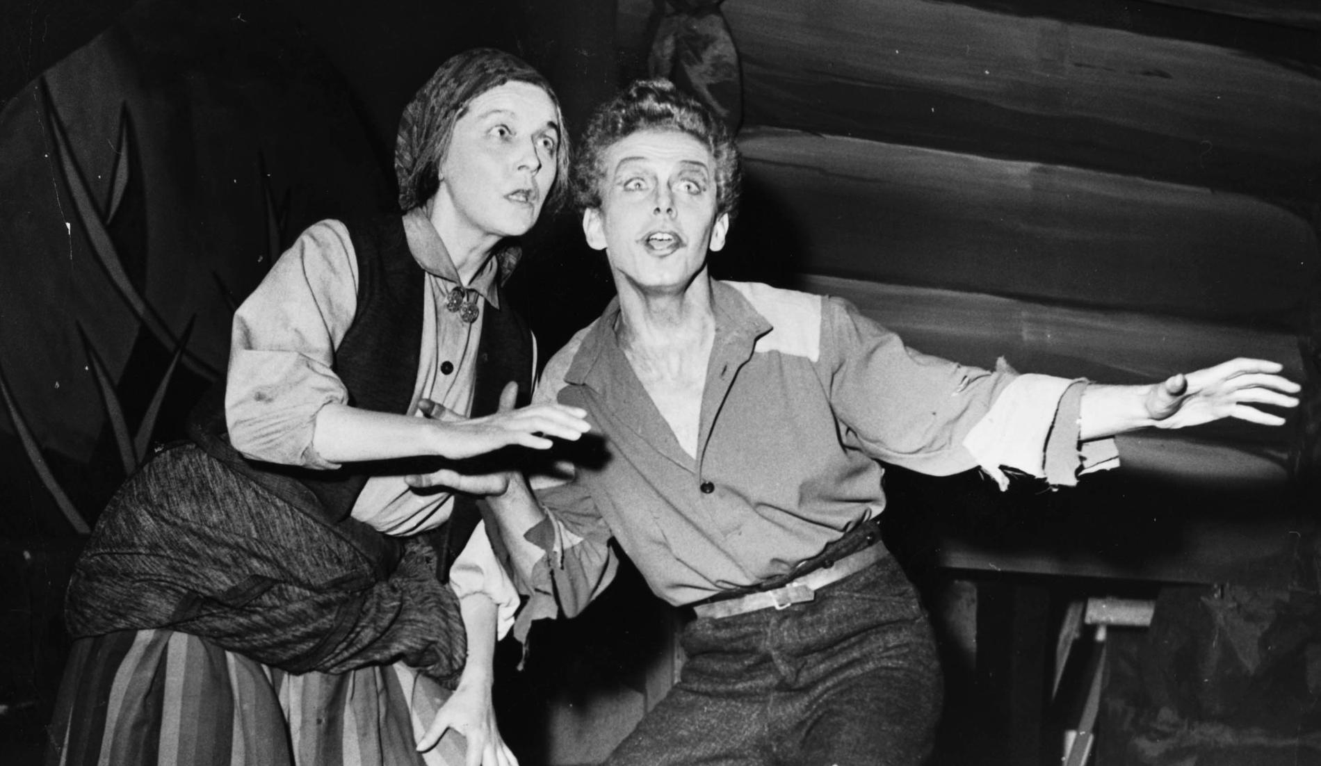 Toralv Maurstad som Peer Gynt og Tore Segelcke som Mor Aase på Nationaltheatret i 1955. 