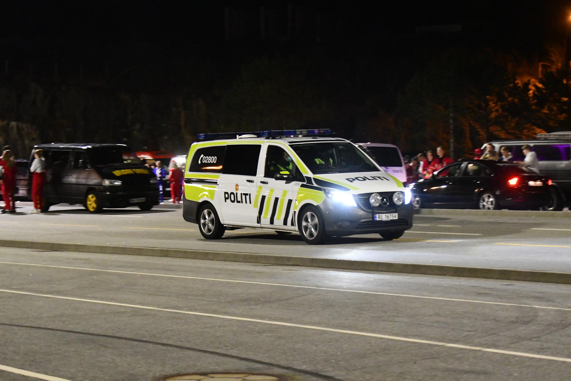 Politiet var i Mekjarvik natt til 17. mai i fire timer. En person ble slått ned og kjørt til sykehus.