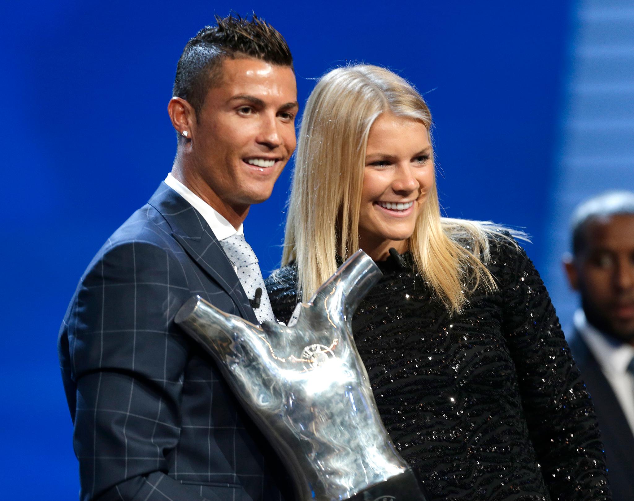 Cristiano Ronaldo og Ada Hegerberg ble kåret til årets mannlige og årets kvinnelige fotballspiller i Europa i fjor av UEFA.