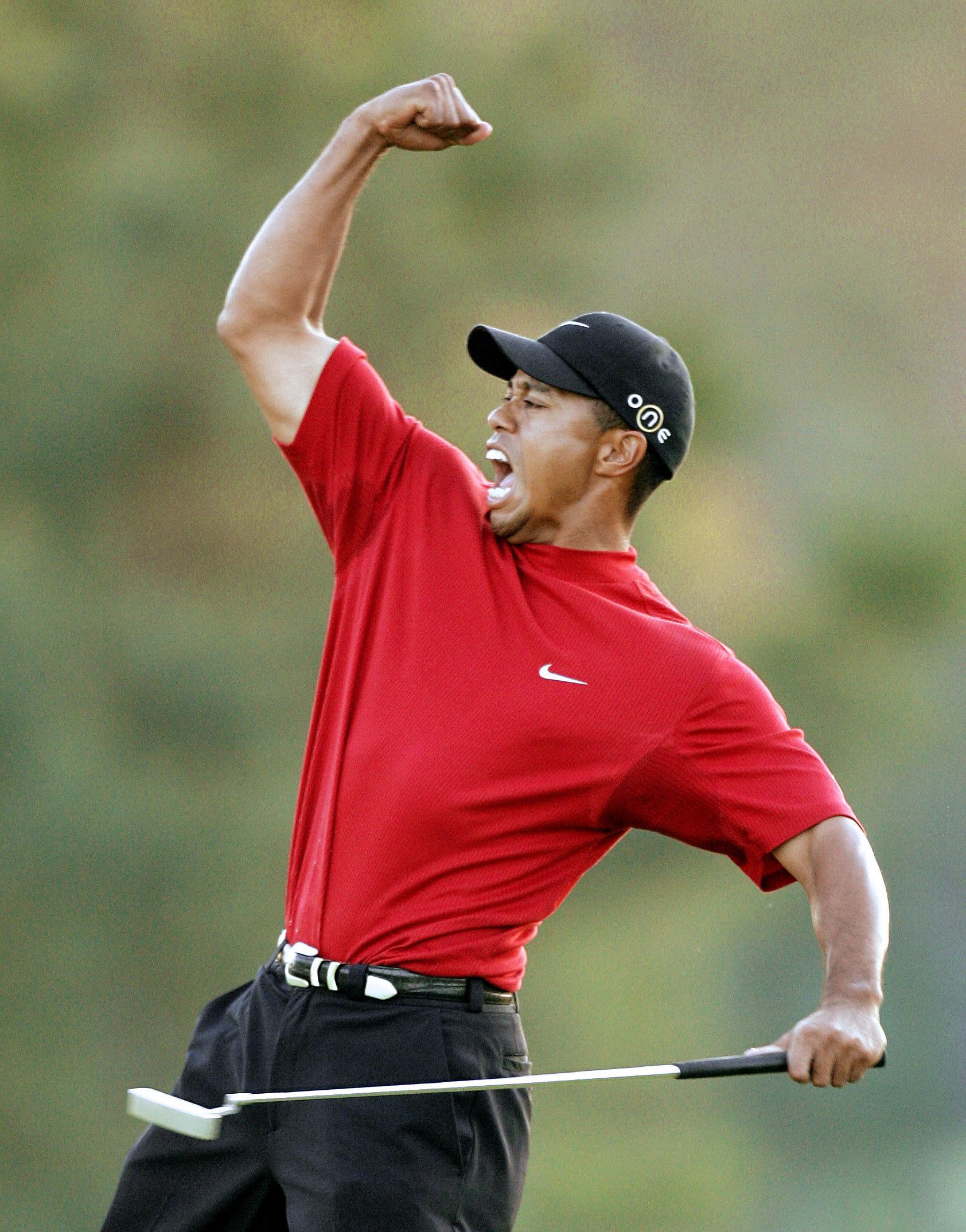 2005: Tiger Woods legendariske chip på hull 16 fikk fram jubelen hos golfstjernen.